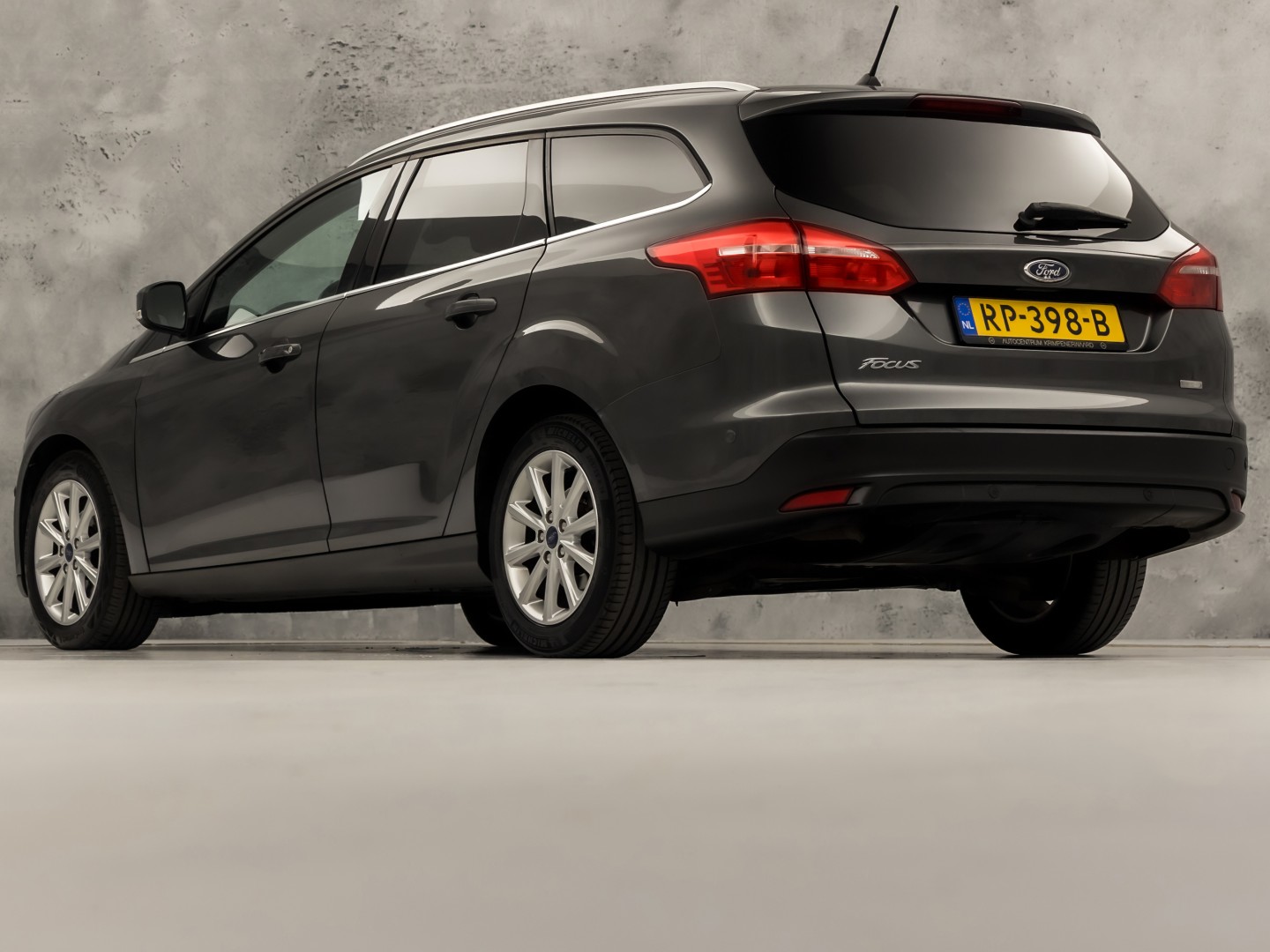 Ford Focus Wagon 1.0 Titanium Sport (APPLE CARPLAY, NAVIGATIE, CLIMATE, GETINT GLAS, SPORTSTOELEN, KEYLESS, PARKEERSENSOREN, NIEUWE APK, NIEUWSTAAT)