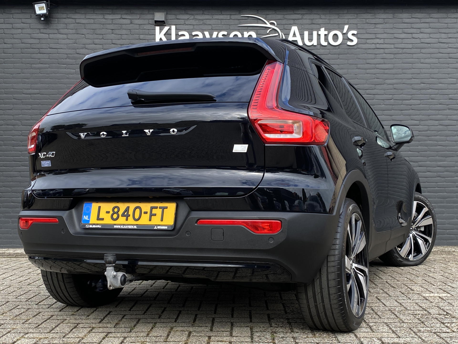 Volvo XC40 Recharge P8 AWD R-Design 408 pk | 1e eigenaar | dealer onderh. | panoramadak | trekhaak | 360 camera | stoelverw.