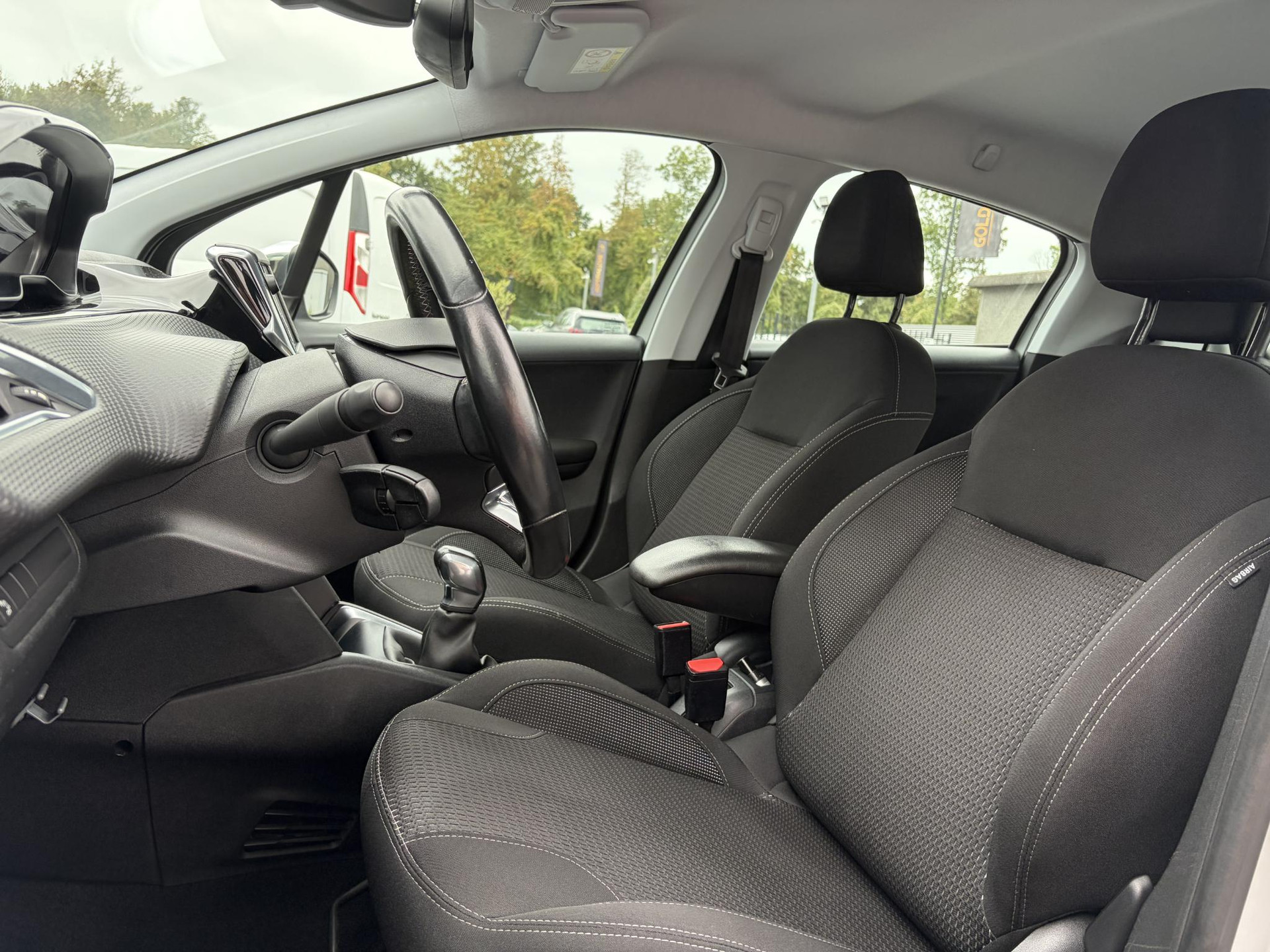 Peugeot 208 1.2 PureTech Blue Lease Executive ✓Dealer Onderhouden✓2e Eigenaar✓Navi✓Carplay✓Clima✓Cruise✓Pdc✓5 Deurs✓16'' Lm velgen✓N.A.P✓Apk tot 09-2027
