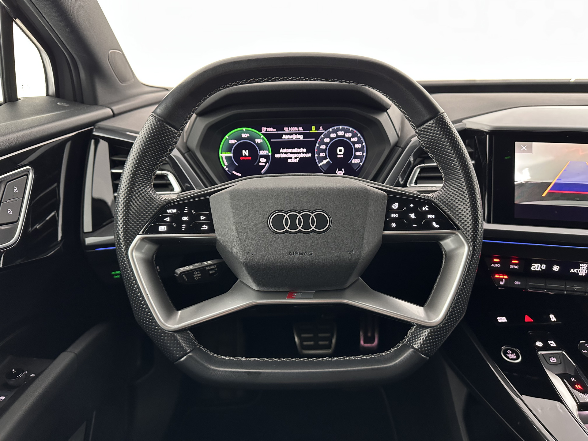 Audi Q4 e-tron 40 S-edition 77 kWh [ 3-Fase-11kW ] {SOH-89%} (INCL-BTW) *HEATPUMP | LEATHER-FABRIC | MATRIX-LED | ADAPTIVE-CRUISE | HEATED-SPORTSEATS | AMBIENTLIGHT | DIGI-COCKPIT | CAMERA | KEYLESS | DAB+ | NAVI-FULLMAP | TOWBAR | PRIVACYGLASS | 20"AL