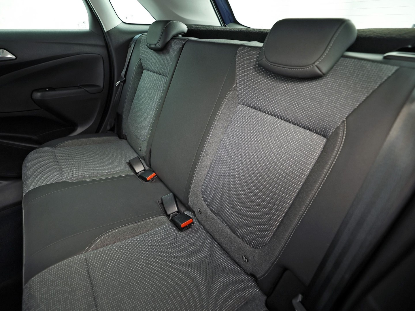 Opel Crossland 1.2 Turbo Elegance (APPLE CARPLAY, GROOT NAVI, CLIMATE, STUUR/STOELVERWARMING, SPORTSTOELEN, TREKHAAK, GETINT GLAS, CRUISE, NIEUWSTAAT)
