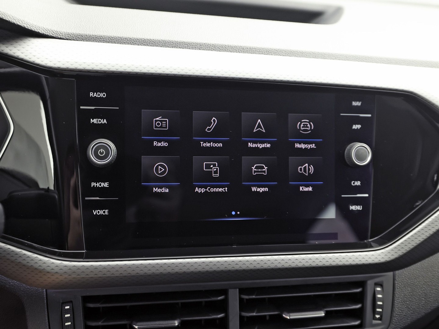 Volkswagen T-Cross 1.0 TSI Life Sport (APPLE CARPLAY, GROOT NAVI, CLIMATE, STOELVERWARMING, SPORTSTOELEN, GETINT GLAS, CRUISE, NIEUWSTAAT)