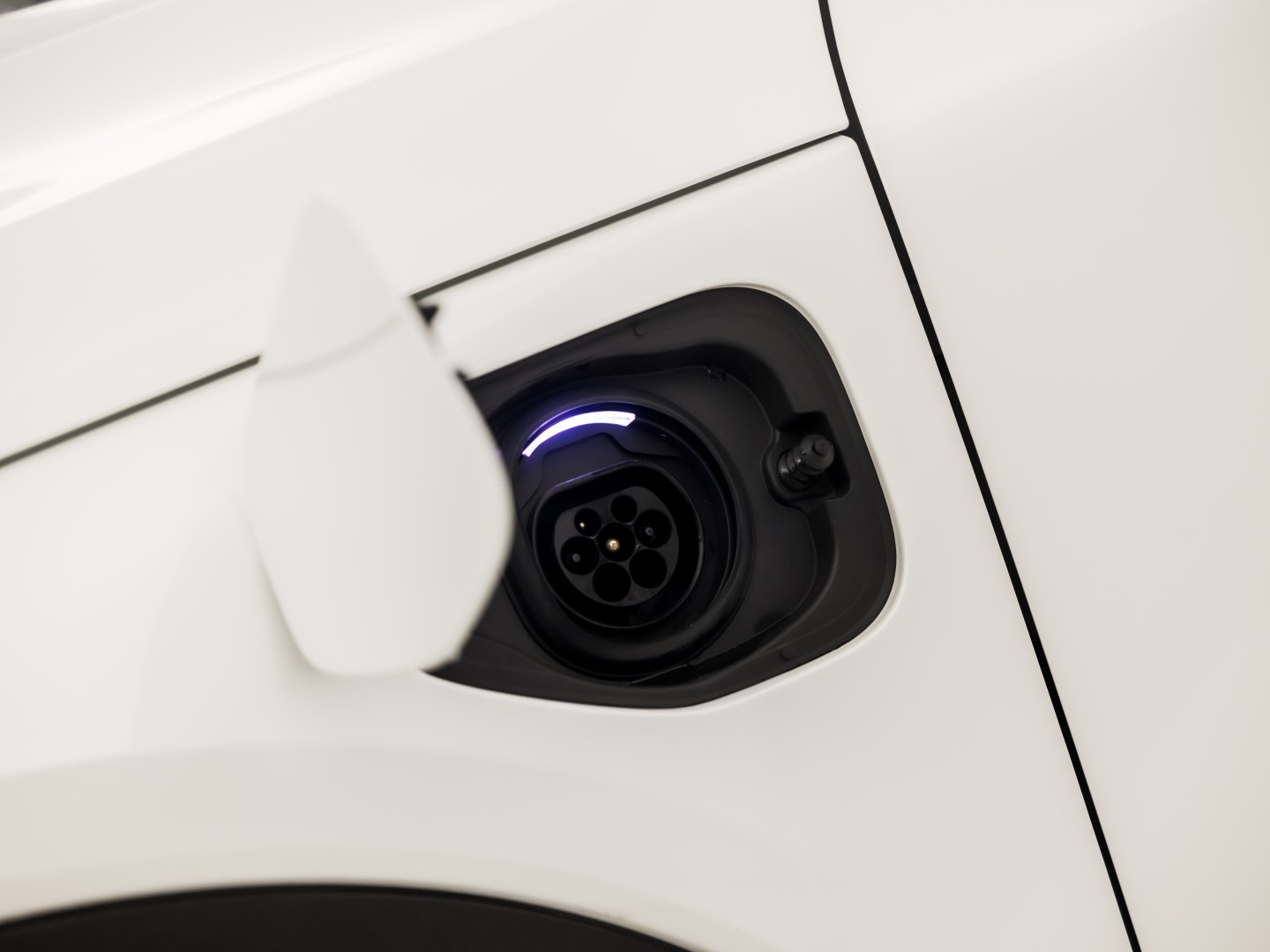 Volvo XC40 1.5 T5 Recharge Inscription Sport 262Pk Automaat (PANORAMADAK, APPLE CARPLAY, MEMORY SEAT, ZWART HEMEL, CAMERA, LEDER, SPORTSTOELEN, ELEK ACHTERKLEP, NIEUWSTAAT)