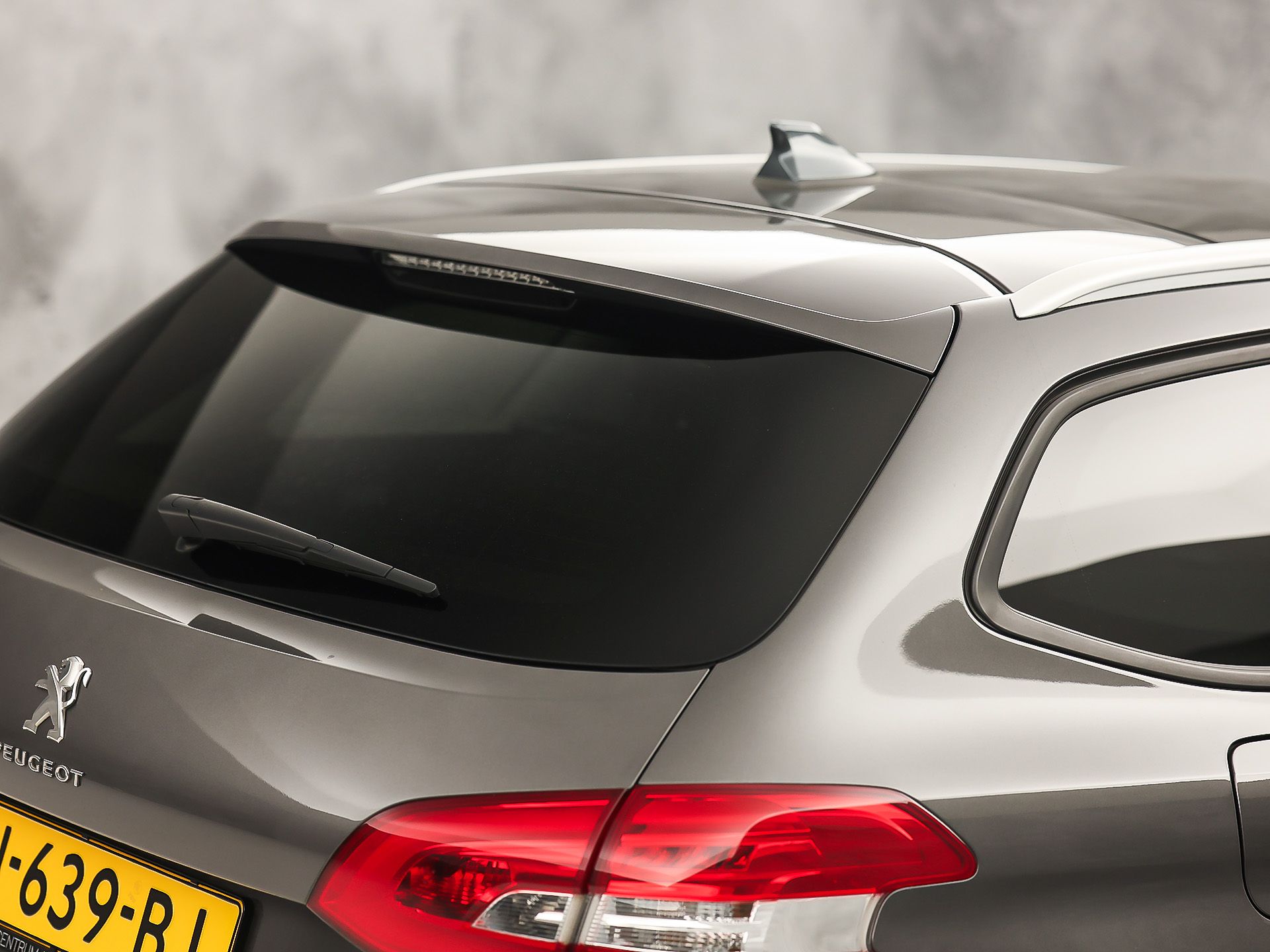 Peugeot 308 SW 1.2 PureTech Sport (PANORAMADAK, APPLE CARPLAY, GROOT NAVI, TREKHAAK, GETINT GLAS, SPORTSTOELEN, PARKEERSENSOREN, CRUISE, NIEUWSTAAT)