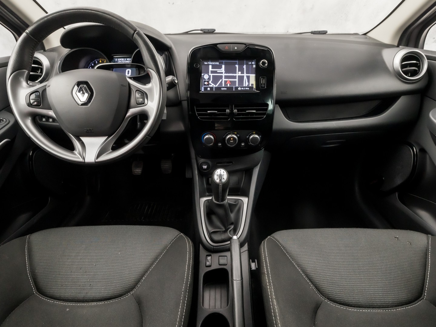 Renault Clio Estate 0.9 TCe Dynamic Sport (NAVIGATIE, LM VELGEN, GETINT GLAS, SPORTSTOELEN, CRUISE, PARKEERSENSOREN, NIEUWE APK, NIEUWSTAAT)