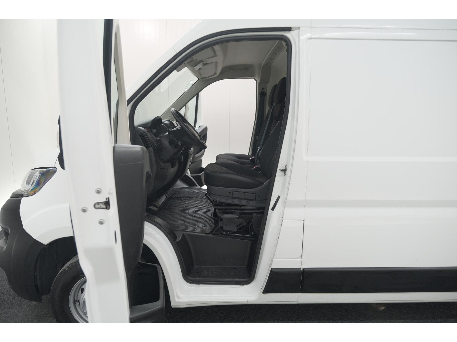 Peugeot Boxer 330 2.2 BlueHDi 140 L2H2 Premium | Navigatie | Houtenvloer In Laadruimte | Airco
