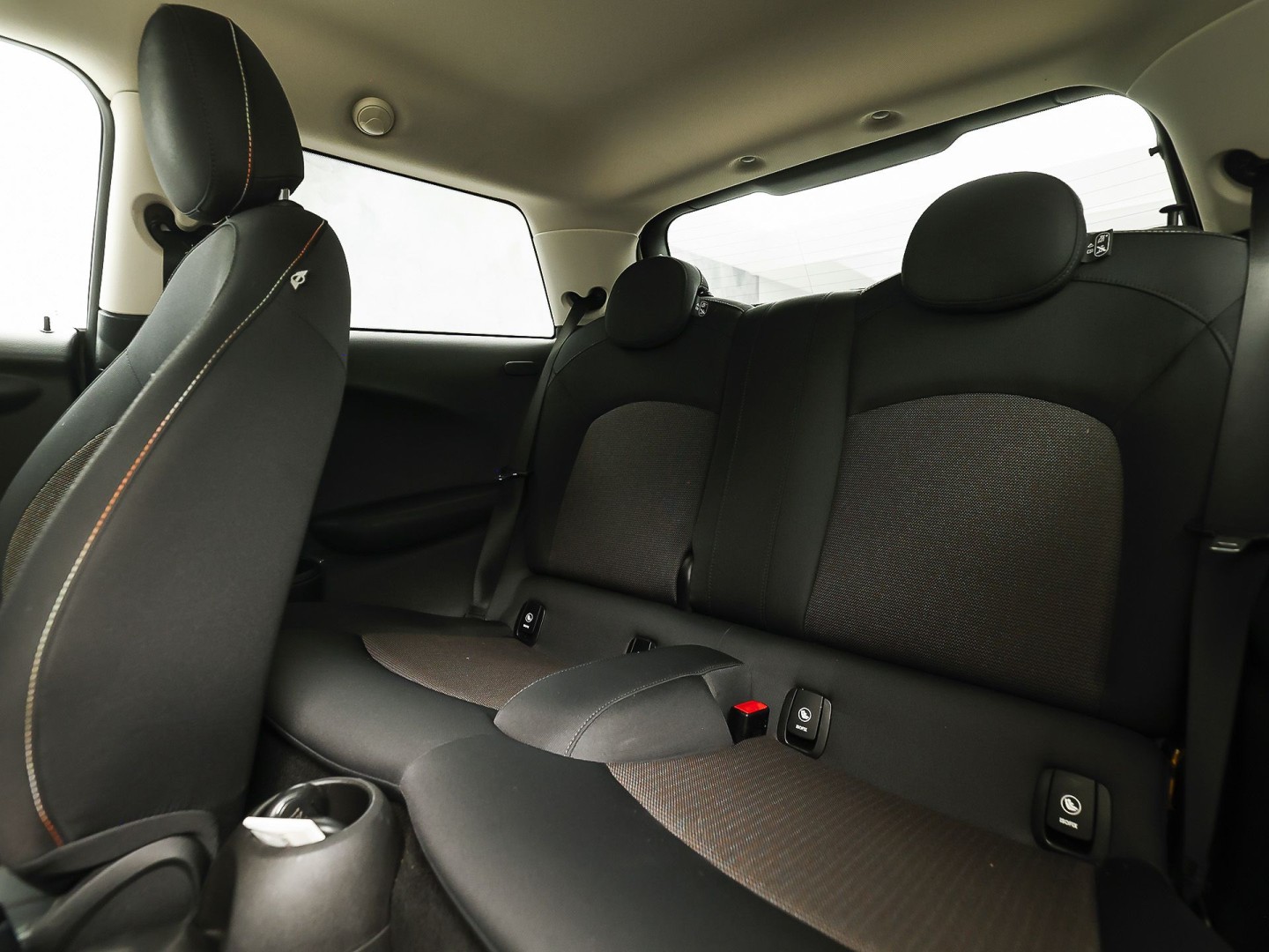MINI One 1.2 One Sport (AIRCO, STOELVERWARMING, BLUETOOTH, SPORTSTOELEN, GETINT GLAS, ELEK RAMEN, NIEUWSTAAT)