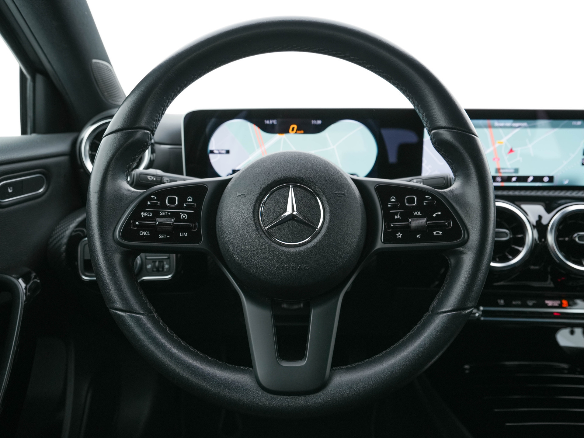 Mercedes-Benz A-klasse 180 Advantage Style-Pack (INCL-BTW) Aut. *WIDESCREEN-DIGI-COCKPIT | LEATHER-MICROFIBRE | CAMERA | NAVI-FULLMAP | ECC | PDC | CRUISE | CARPLAY | HEATED-SPORTSEATS | CARBON-INLAY | DAB | SHIFT-PADDLES | 16"ALU*