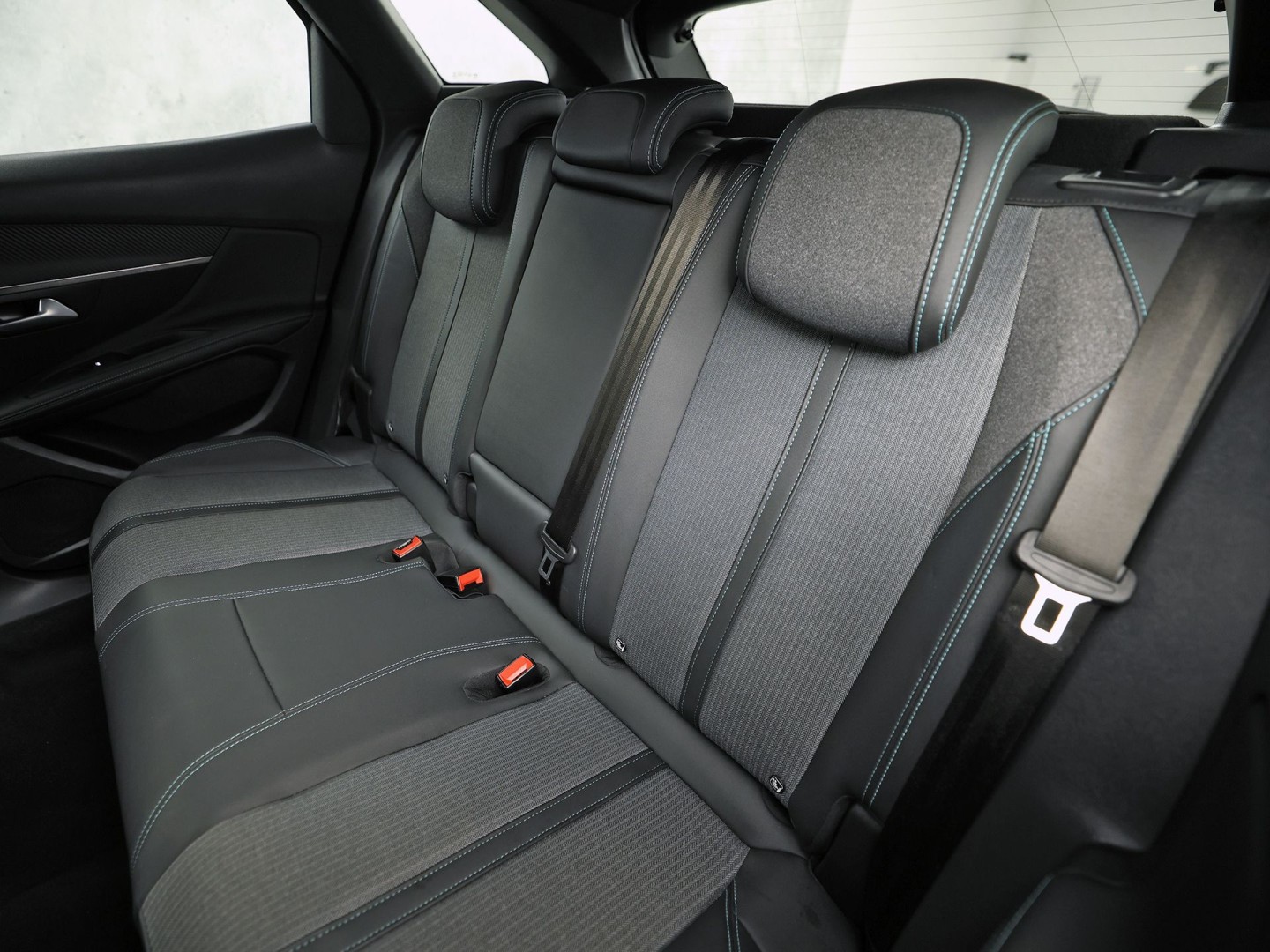 Peugeot 3008 1.6 HYbrid 225 Allure Sport 225Pk Automaat (APPLE CARPLAY, GROOT NAVI, 99% SOH, 360 CAMERA, LEDER, SPORTSTOELEN, ZWART HEMEL, GETINT GLAS, NIEUWSTAAT)