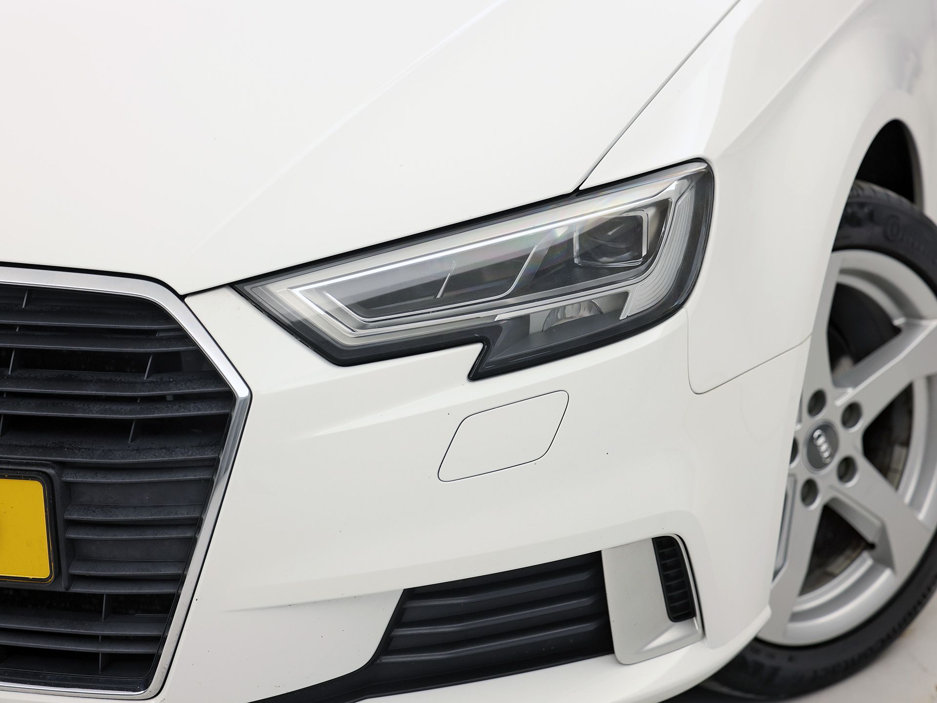 Audi A3 Sportback 1.0 TFSI Sport (GROOT NAVI, DYNAMISCHE KNIPPERLICHTEN, PARKEERSENSOREN, SPORTSTOELEN, CRUISE, LM VELGEN, BLUETOOTH, NIEUWSTAAT)