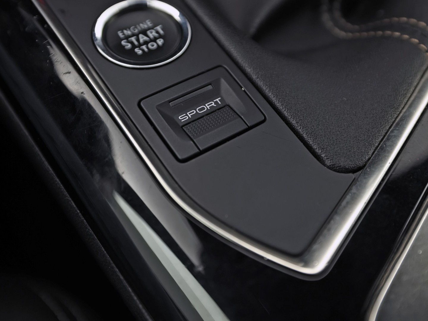 Peugeot 3008 1.2 PureTech GT Line (PANORAMADAK, APPLE CARPLAY, GROOT NAVI, LEDER, STOELVERWARMING, SPORTSTOELEN, GETINT GLAS, KEYLESS, NIEUWSTAAT)