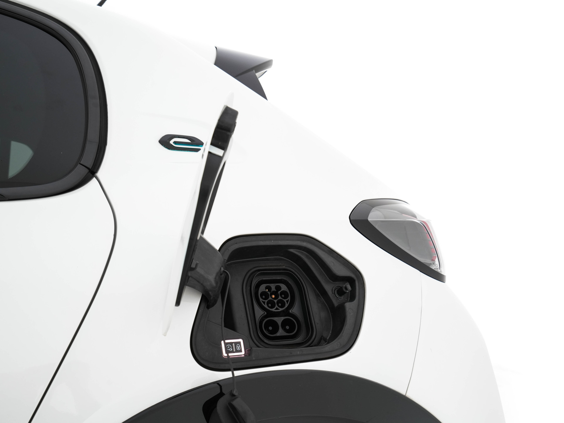 Peugeot e-208 EV GT Pack 50 kWh (3-Fase-11kW) {SOH-86%} (INCL-BTW) *HEATPUMP | PANO | FULL-LED | DIGI-COCKPIT | BLINDSPOT | CAMERA | LEATHER-ALCANTARA | AMBIENTLIGHT | NAVI-FULLMAP | LANE-ASSIST | KEYLESS | DAB | CCS-FASTLOADER | HEATED-SPORTSEATS