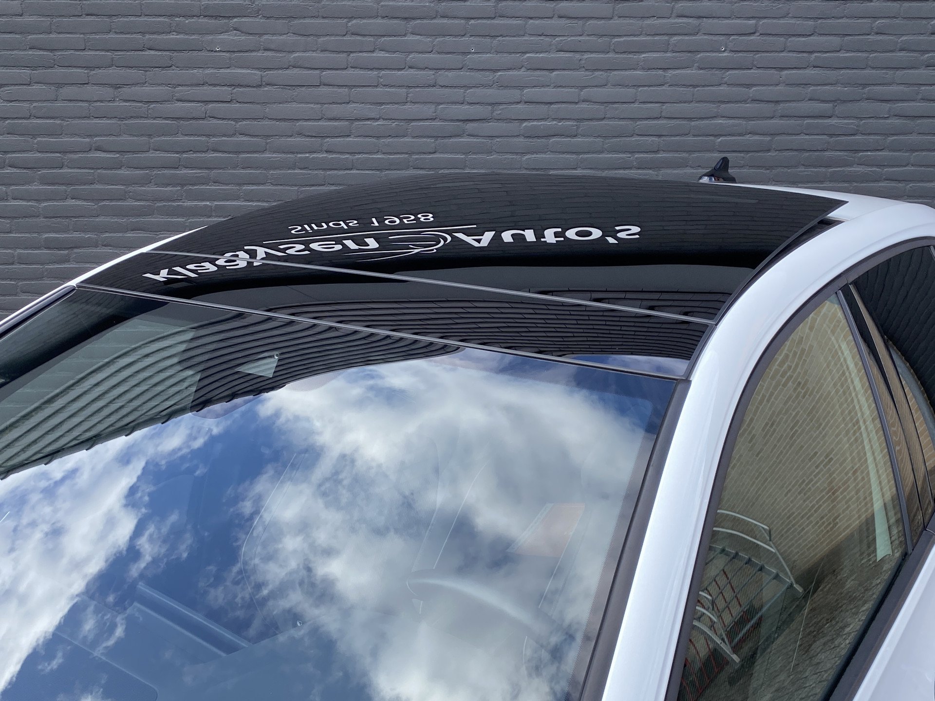Volkswagen Golf 1.5 eTSI R-Line AUT. | dealer onderh. | panoramadak | stoel-/stuurverw. | keyless | trekhaak | carplay