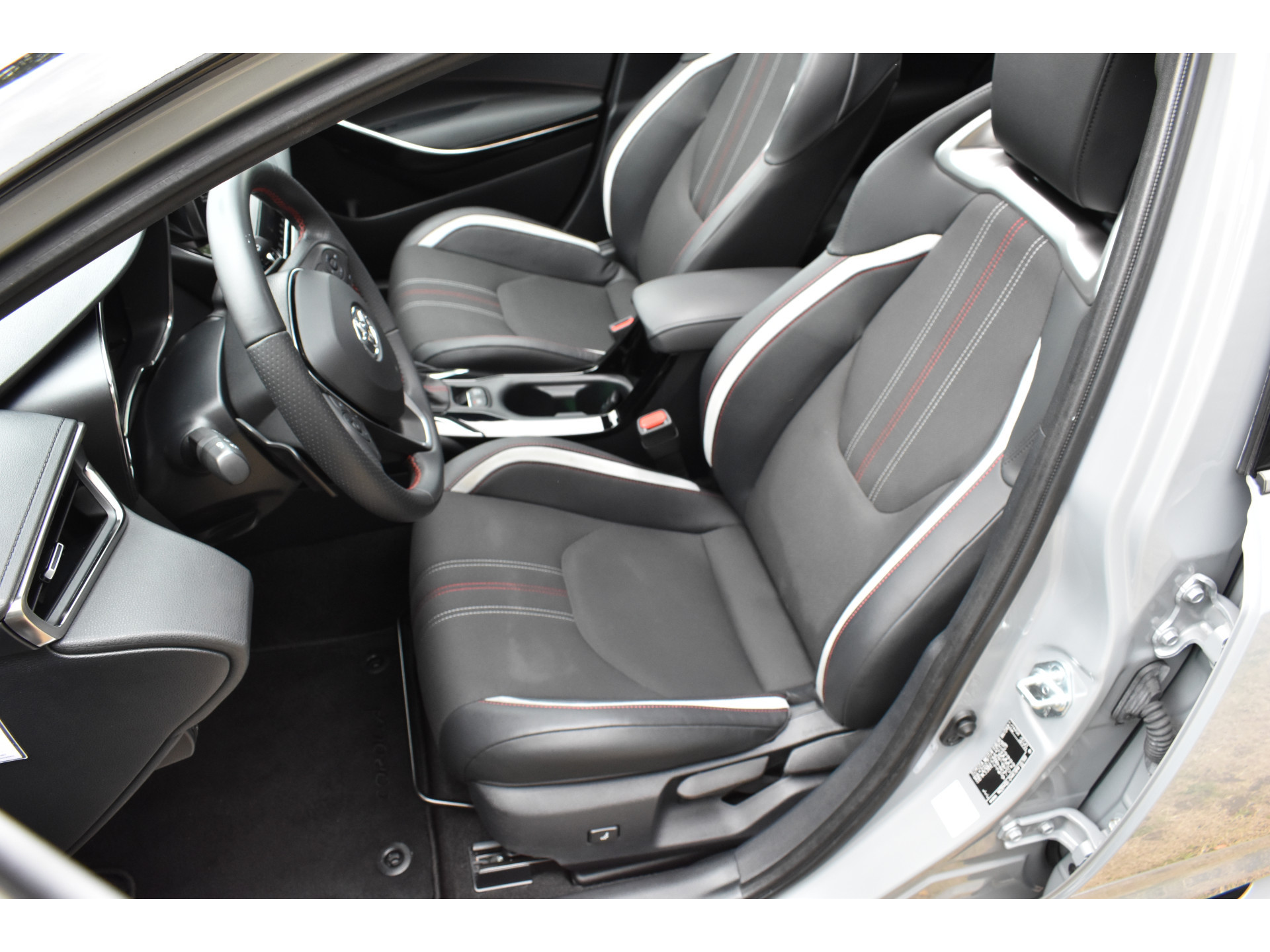 Toyota Corolla 2.0 Hybrid GR-Sport Plus Pano Bi-tone Automaat