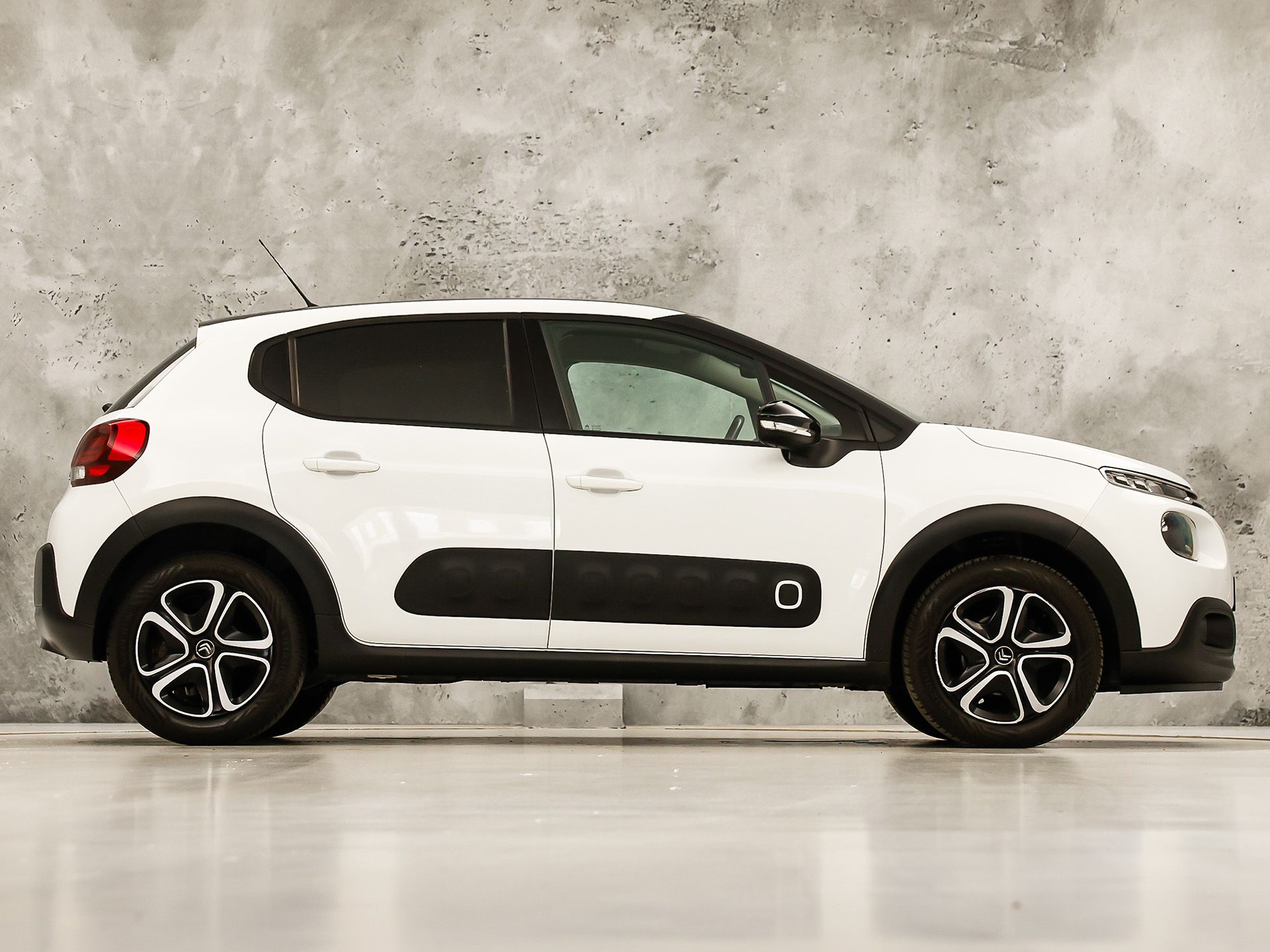 Citroën C3 1.2 PureTech S&S Shine Sport 110Pk (APPLE CARPLAY, GROOT NAVI, STOELVERWARMING, SPORTSTOELEN, CRUISE, LANE ASSIST, NIEUWSTAAT)