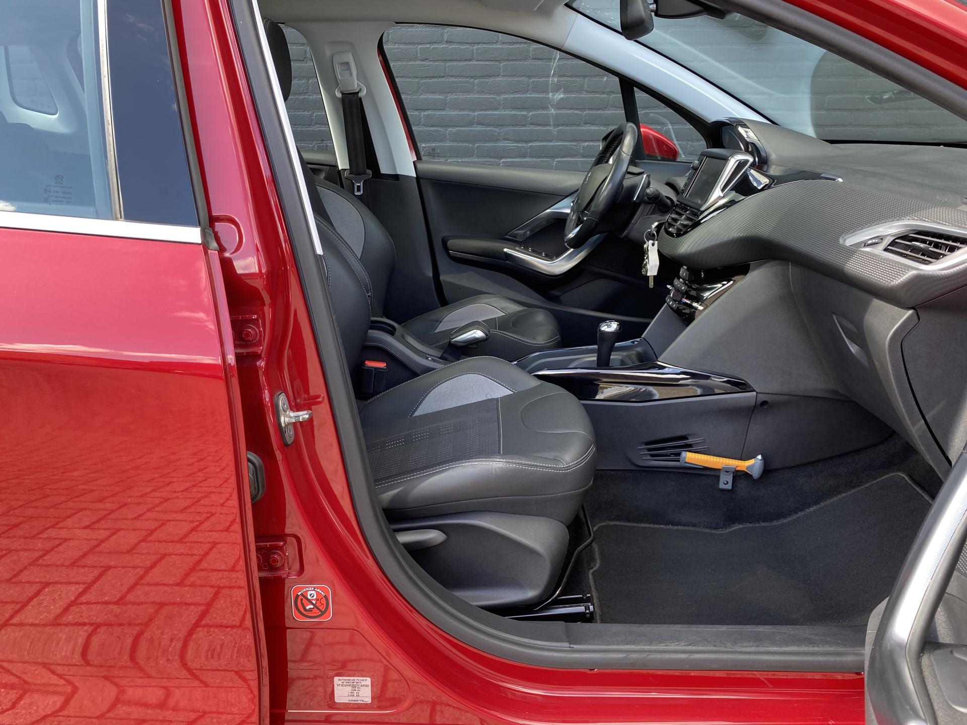 Peugeot 2008 1.2 PureTech Allure AUT. | dealer onderh. | panoramadak | trekhaak | navigatie | cruise control | all season banden