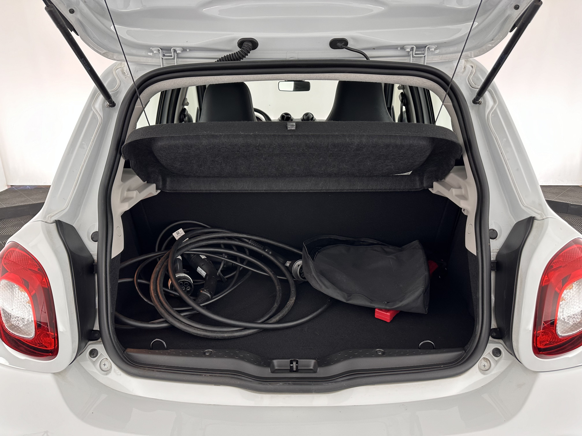 Smart forfour EQ Essential 18 kWh [ 3-Fase ] (INCL-BTW) Aut. *LEATHER | AIRCO | CRUISE | DAB+ | COMFORT-SEATS | 15''ALU*