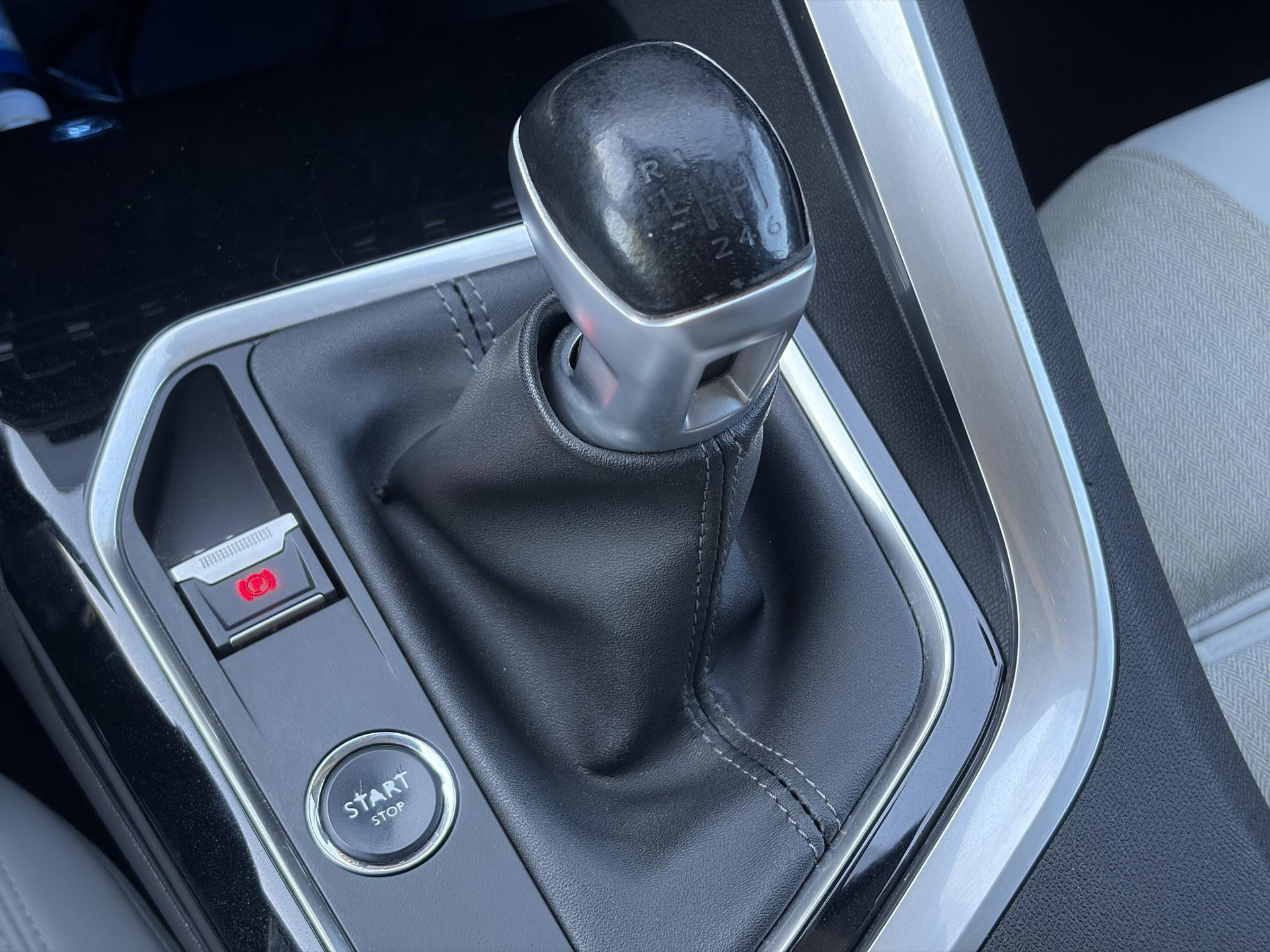 Peugeot 3008 1.2 PureTech Allure 2e Eigenaar l D-riem vv in 2023 l 360° Camera l Carplay l Dealer Onderhouden l Keyless l Stoelverwarming l Dodehoek l 6 Bak l Pdc V+A l 131pk l Bj 12-2017 l 19'' Lmv l Apk tot 12-2026