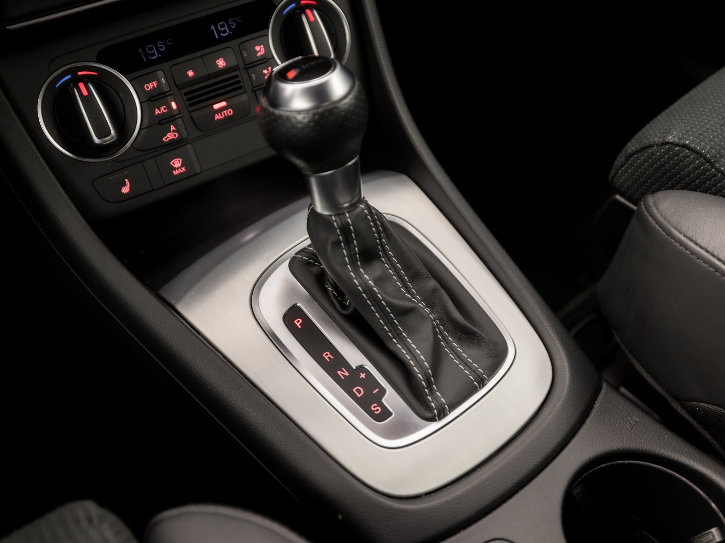 Audi Q3 1.4 TFSI S-Line Sport 150Pk Automaat (2X S-LINE, NAVIGATIE, LEDER, STOELVERWARMING, SPORTSTOELEN, GETINT GLAS, TREKHAAK, NIEUWE APK, NIEUWSTAAT)
