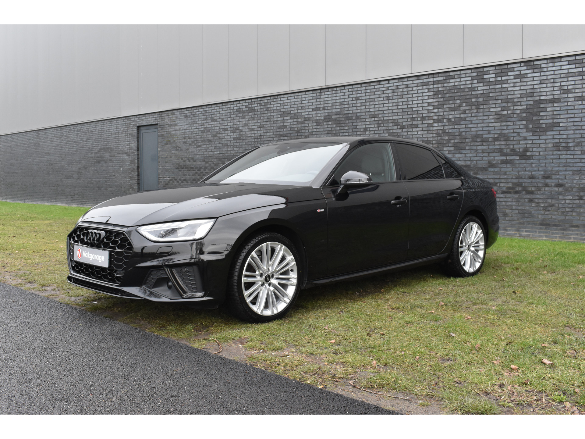 Audi A4 Limousine 35 TFSI S-line 2.0 Mild Hybrid S-line black-line Automaat Leder interieur