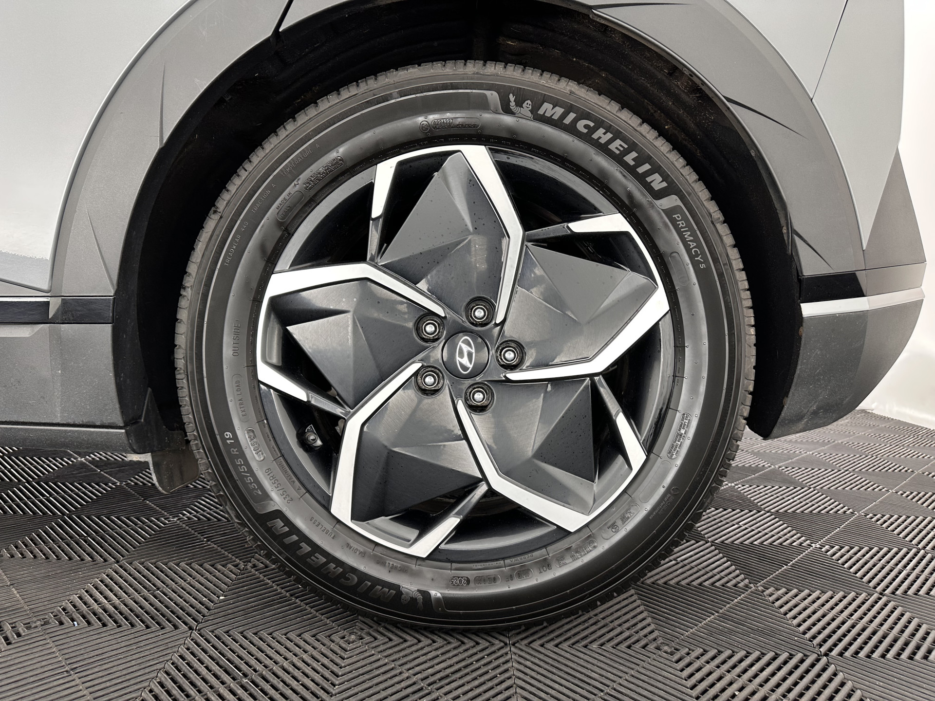 Hyundai IONIQ 5 Connect 73kWh [ 3-Fase-11kW ] {SOH-100%} (INCL-BTW) Aut *LEATHER-FABRIC | FULL-LED | DIGI-COCKPIT | AMBIENTLIGHT | DAB | SHIFTPADDLES | HEAD-UP | NAVI-FULLMAP | KEYLESS | CAMERA | HEATED-COMFORTSEATS | TOWBAR | PRIVACYGLASS  | 19"AL