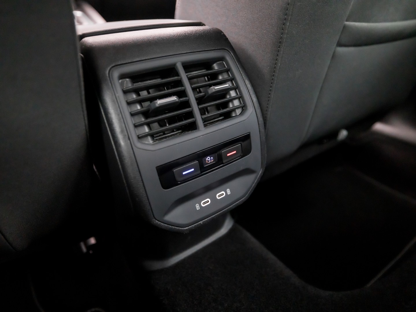 SEAT Leon 1.5 TSI Sport (4 CILINDER, APPLE CARPLAY, GROOT NAVI, CAMERA, GETINT GLAS, SPORTSTOELEN, ADAPTIVE CRUISE, KEYLESS, NIEUWSTAAT)