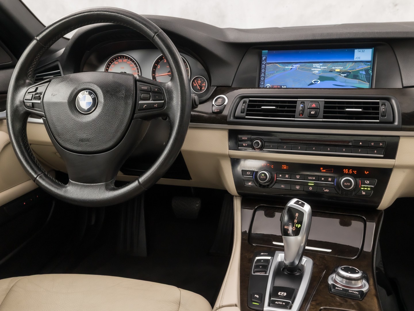 BMW 5 Serie 528i High Executive 245Pk Automaat (SCHUIFDAK, GROOT NAVI, LEDER, GETINT GLAS, ELEK SPORTSTOELEN, ZWART HEMEL, STOELVERWARMING, PARKEERSENSOREN, XENON, NIEUWSTAAT)