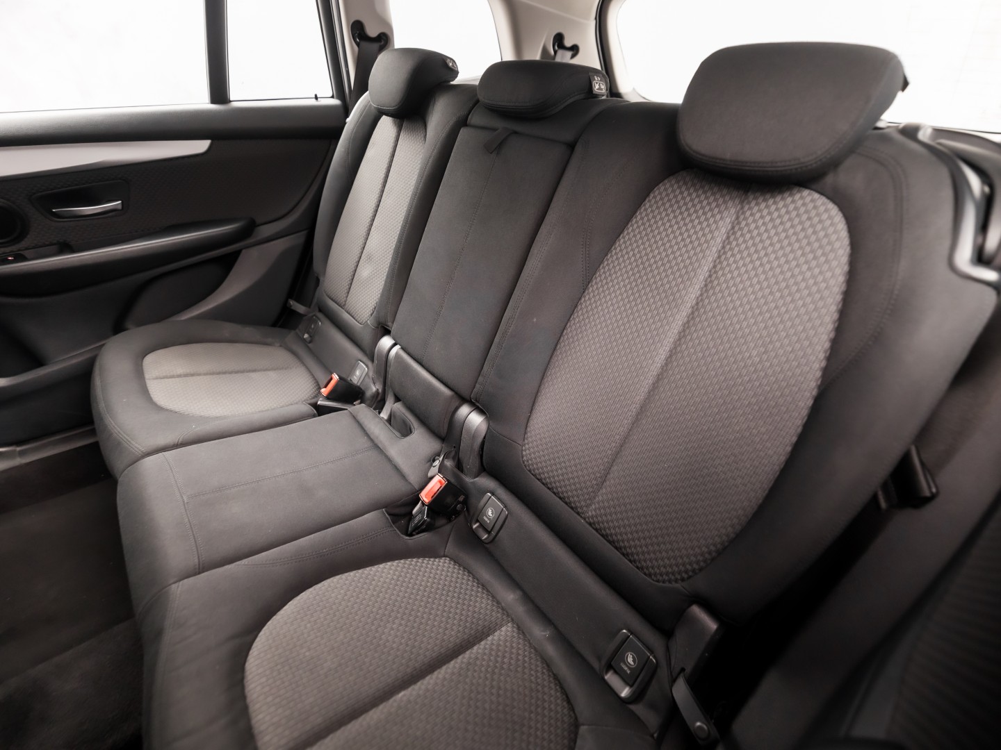 BMW 2 Serie 220i High Executive 7 Persoons 192Pk Automaat (NAVIGATIE, 4 CILINDER, 1e EIGENAAR, CLIMATE, GETINT GLAS, PARKEERSENSOREN, SPORTSTOELEN, CRUISE, NIEUWE APK, NIEUWSTAAT)