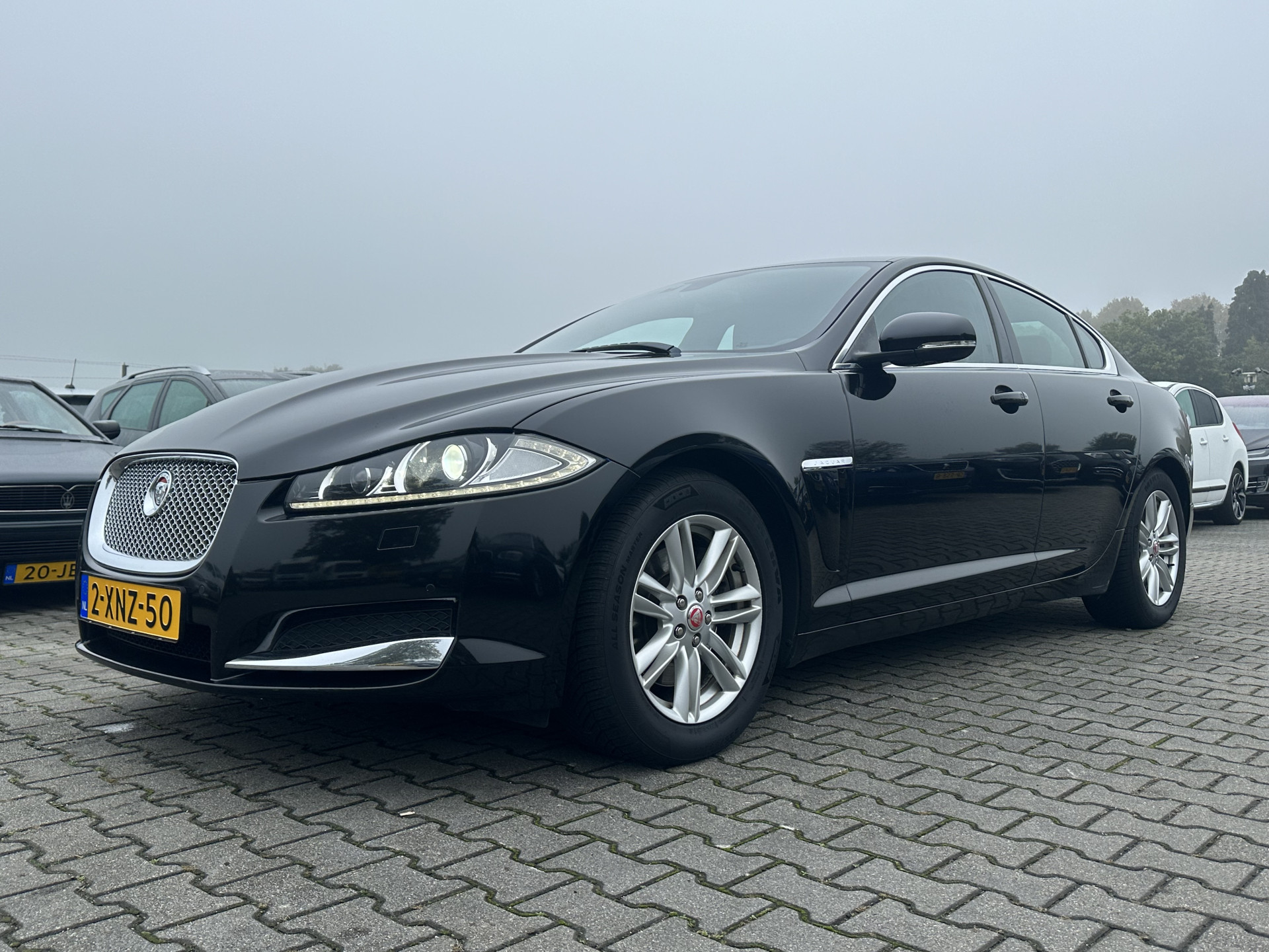 Jaguar XF 2.2D Aut. *LEATHER  | BI-XENON | NAVI-FULLMAP | CAMERA | ECC | PDC | CRUISE | HEATED-COMFORT-SEATS | KEYLESS | SHIFT-PADDLES | TOWBAR | 17"ALU*