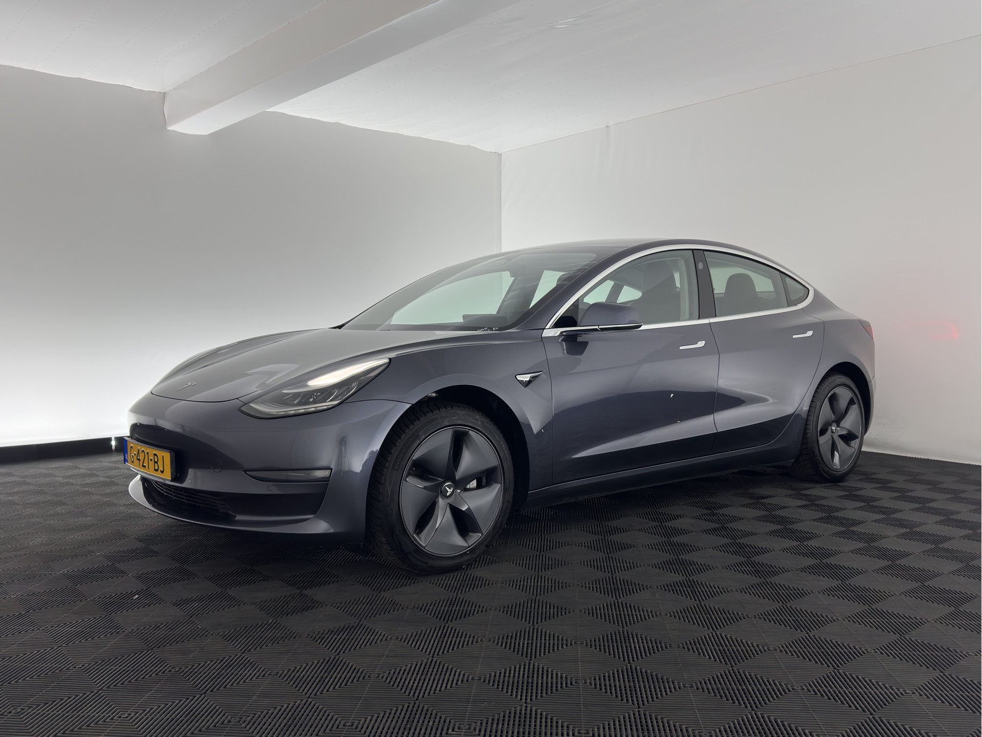 Tesla Model 3 Standard RWD Plus 60 kWh [ 3-Fase ] {SOH-88%} (INCL-BTW) Aut. *PANO | AUTO-PILOT | LEATHER | KEYLESS | FULL-LED | MEMORY-PACK | SURROUND-VIEW | DAB | CARPLAY | DIGI-COCKPIT | LANE-ASSIST | COMFORT-SEATS | 18"ALU*