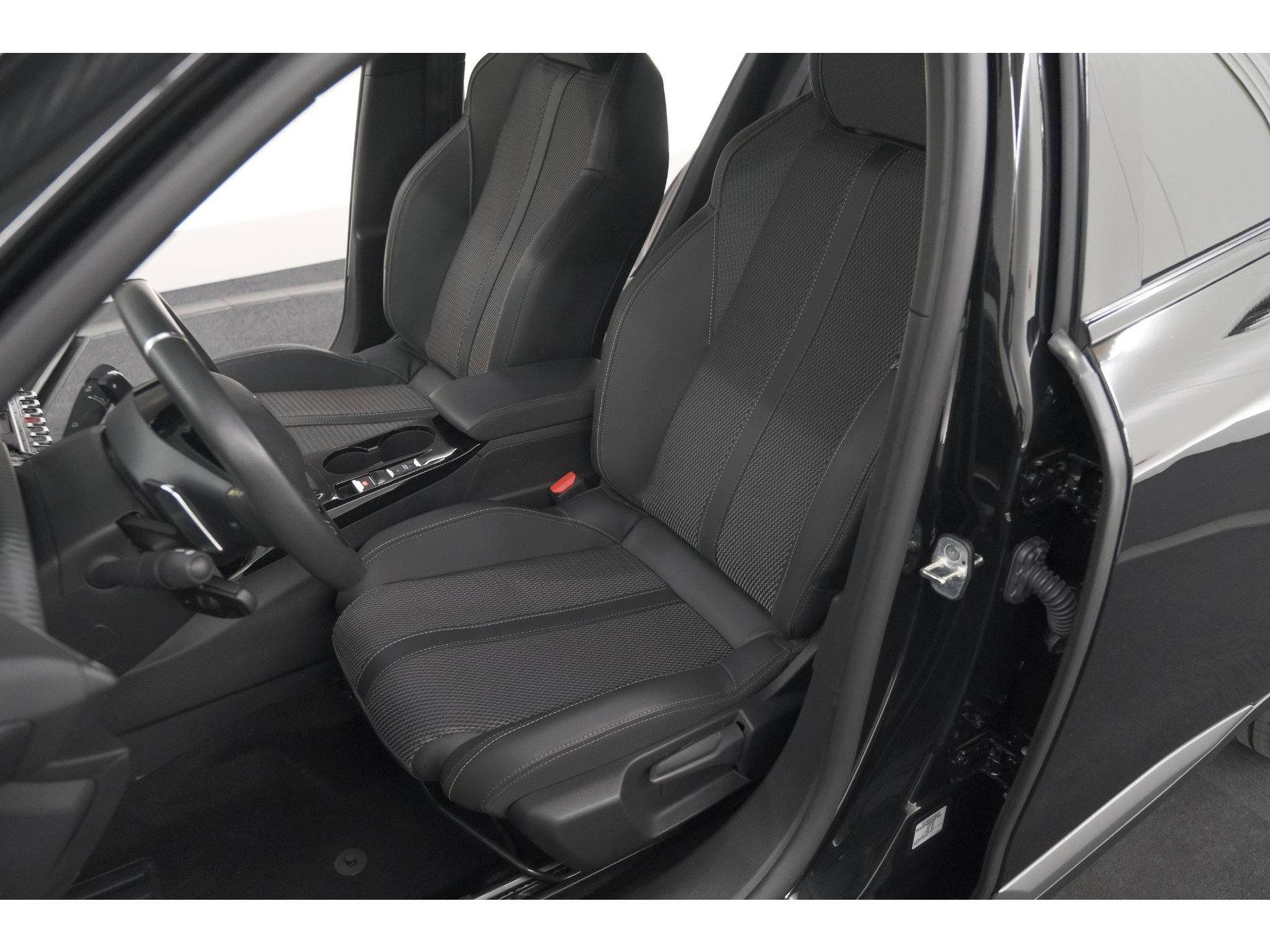 Peugeot 2008 PureTech 130 EAT8 GT | Camera | Apple Carplay | Parkeersensoren | 17 Inch Lichtmetalen Velgen