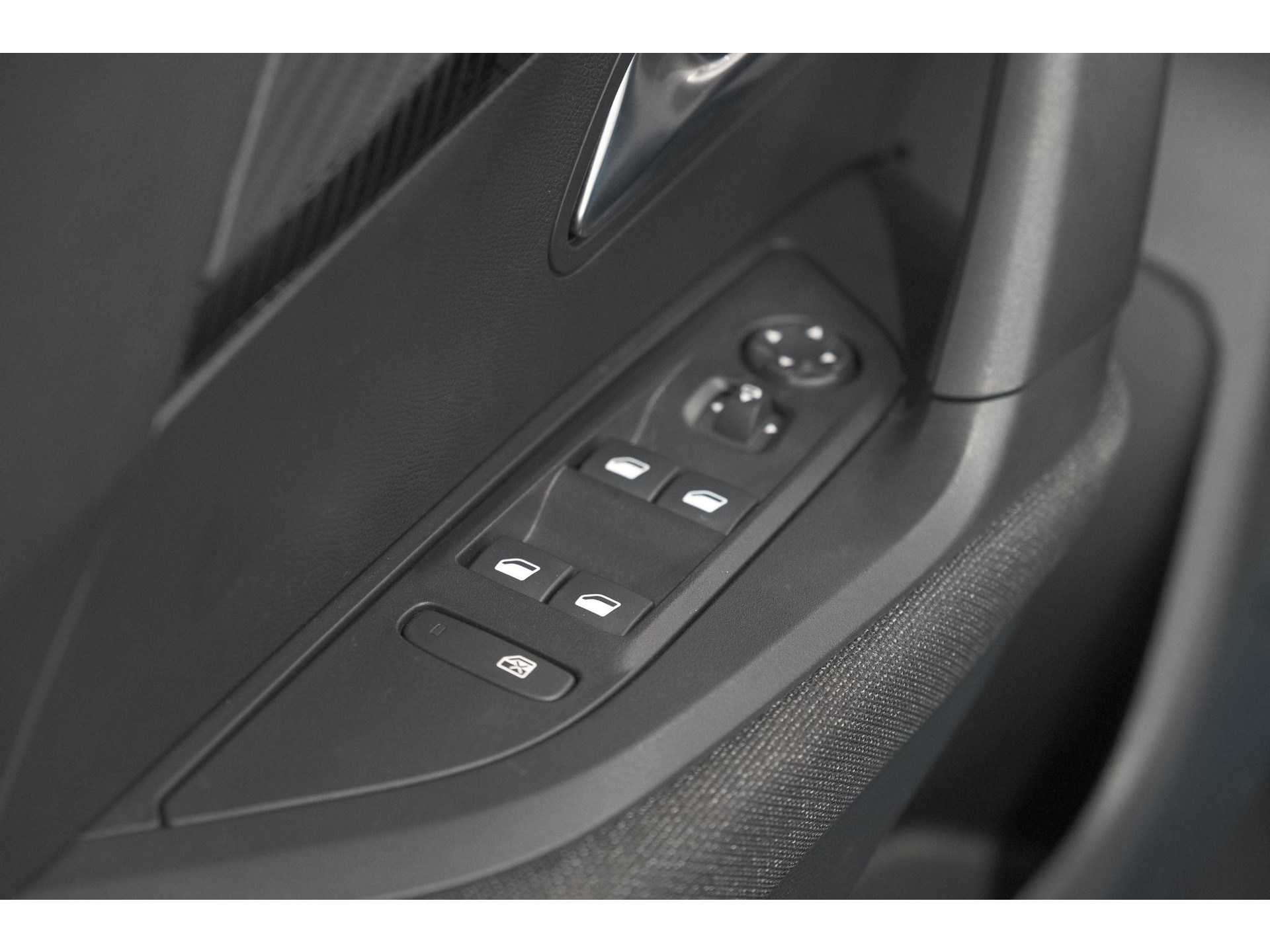 Peugeot 2008 Hybrid 136 e-DCS6 Style | Apple Carplay | Parkeersensoren | Climate control