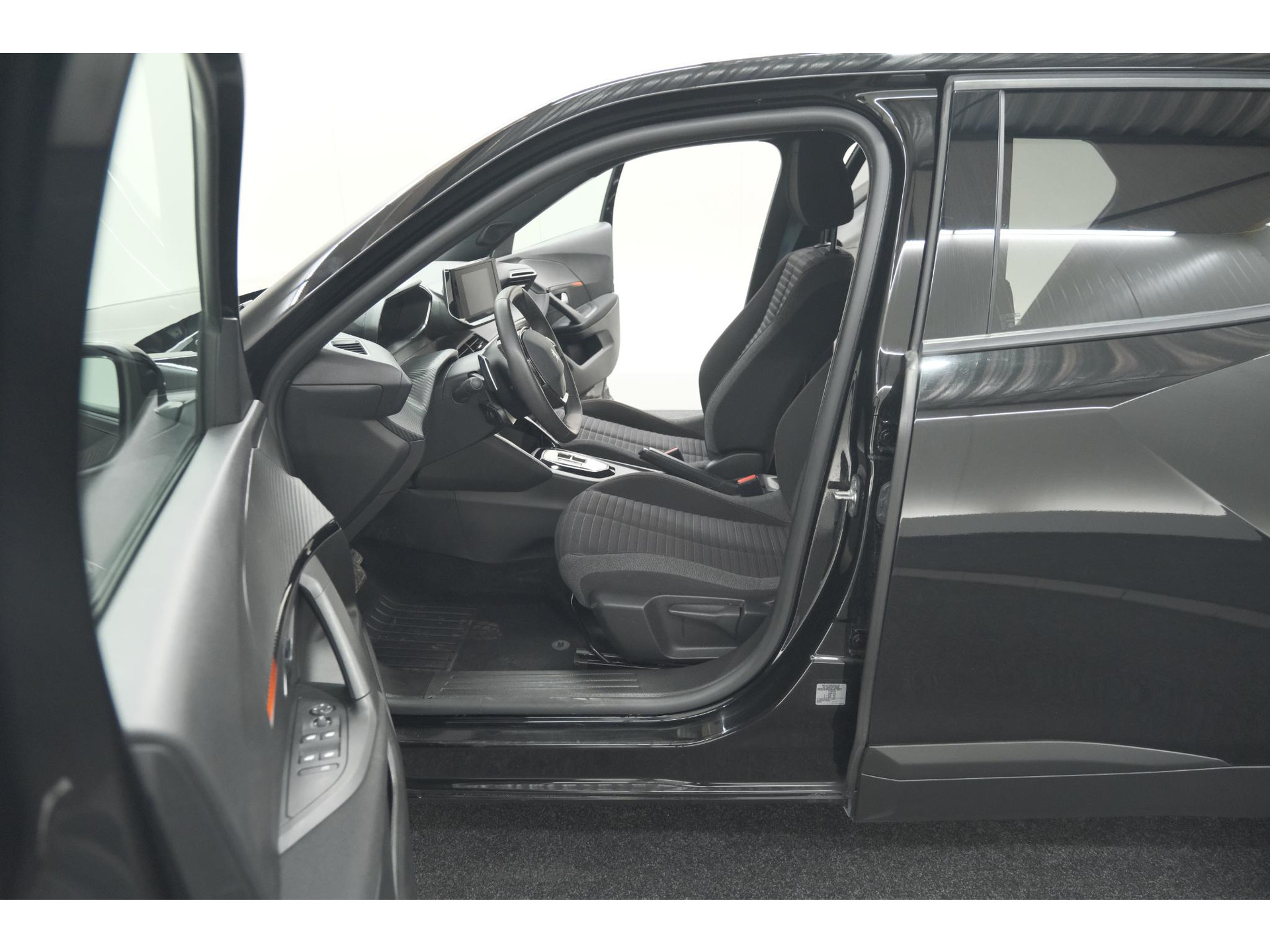 Peugeot 2008 PureTech 130 EAT8 Active Pack | Parkeersensoren | Apple CarPlay | Climate Control | Stoelverwarming
