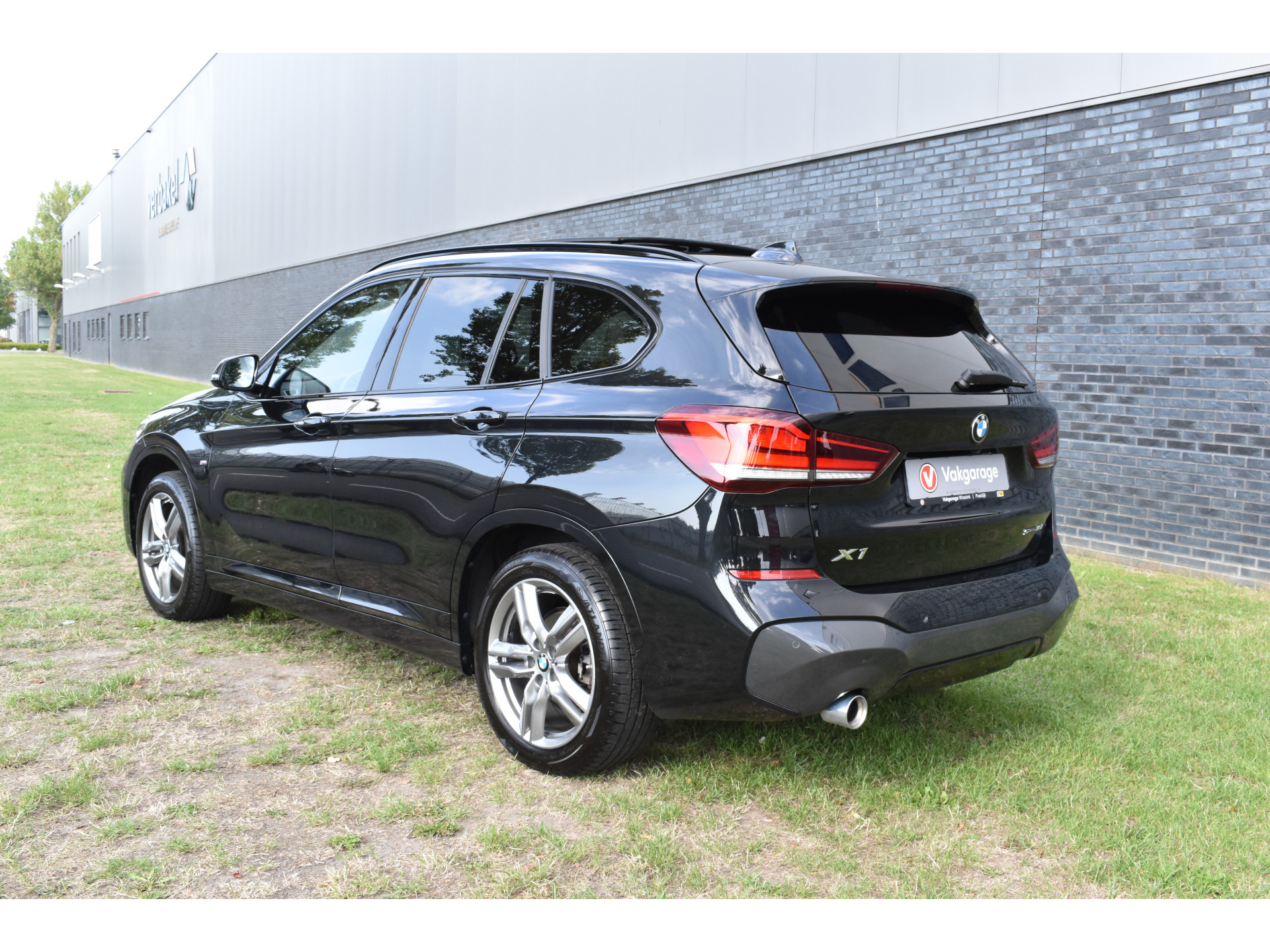BMW X1 sDrive18i M-Pakket Carplay/Navi Panoradak Automaat Led Stoelverwarming