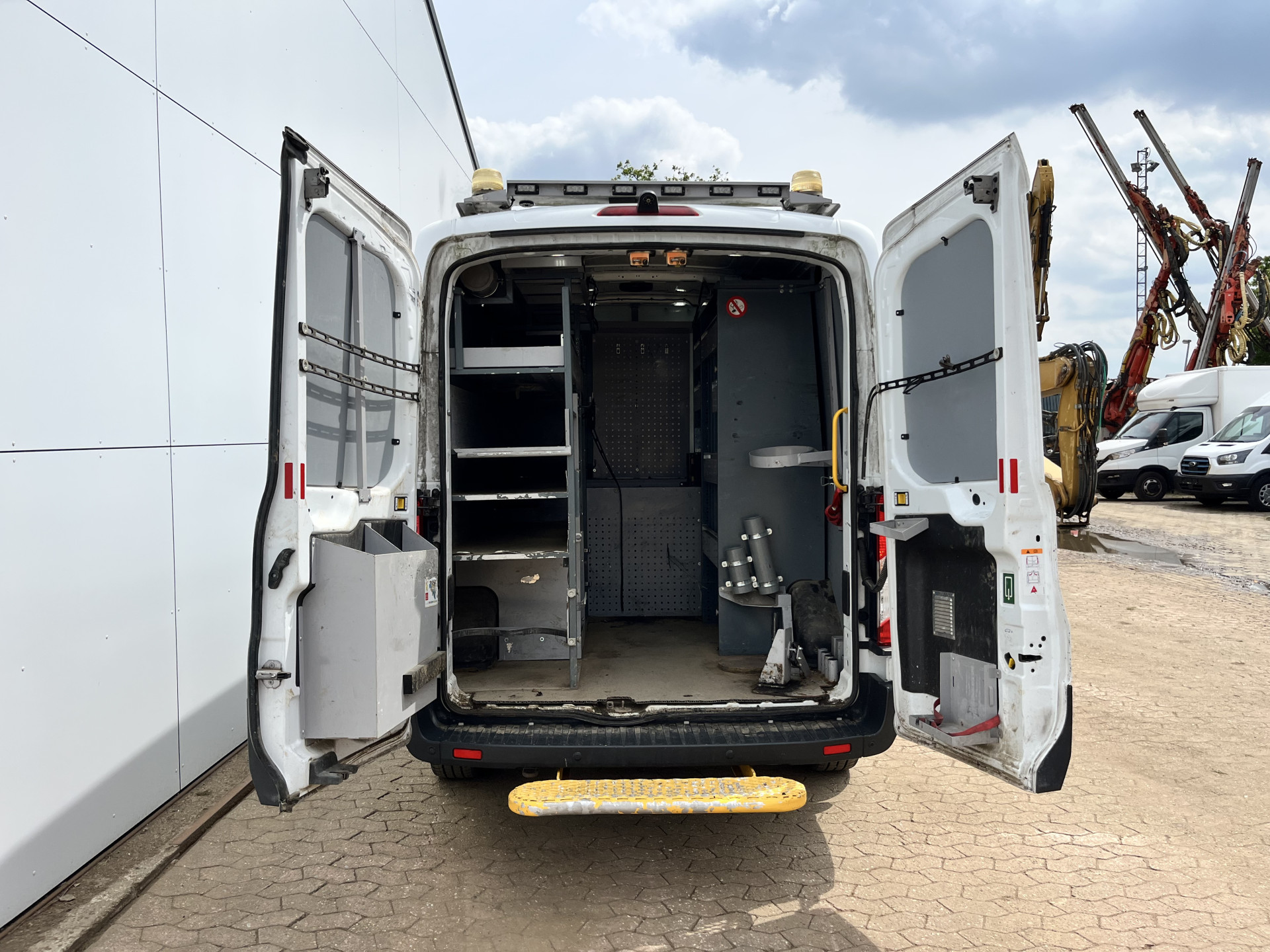 Ford Transit 2.0 TDCI 130PK L2H2 Airco Cruise Control Parkeersensoren Stoelverwarming Zwaailampen Kastwand Inbouw