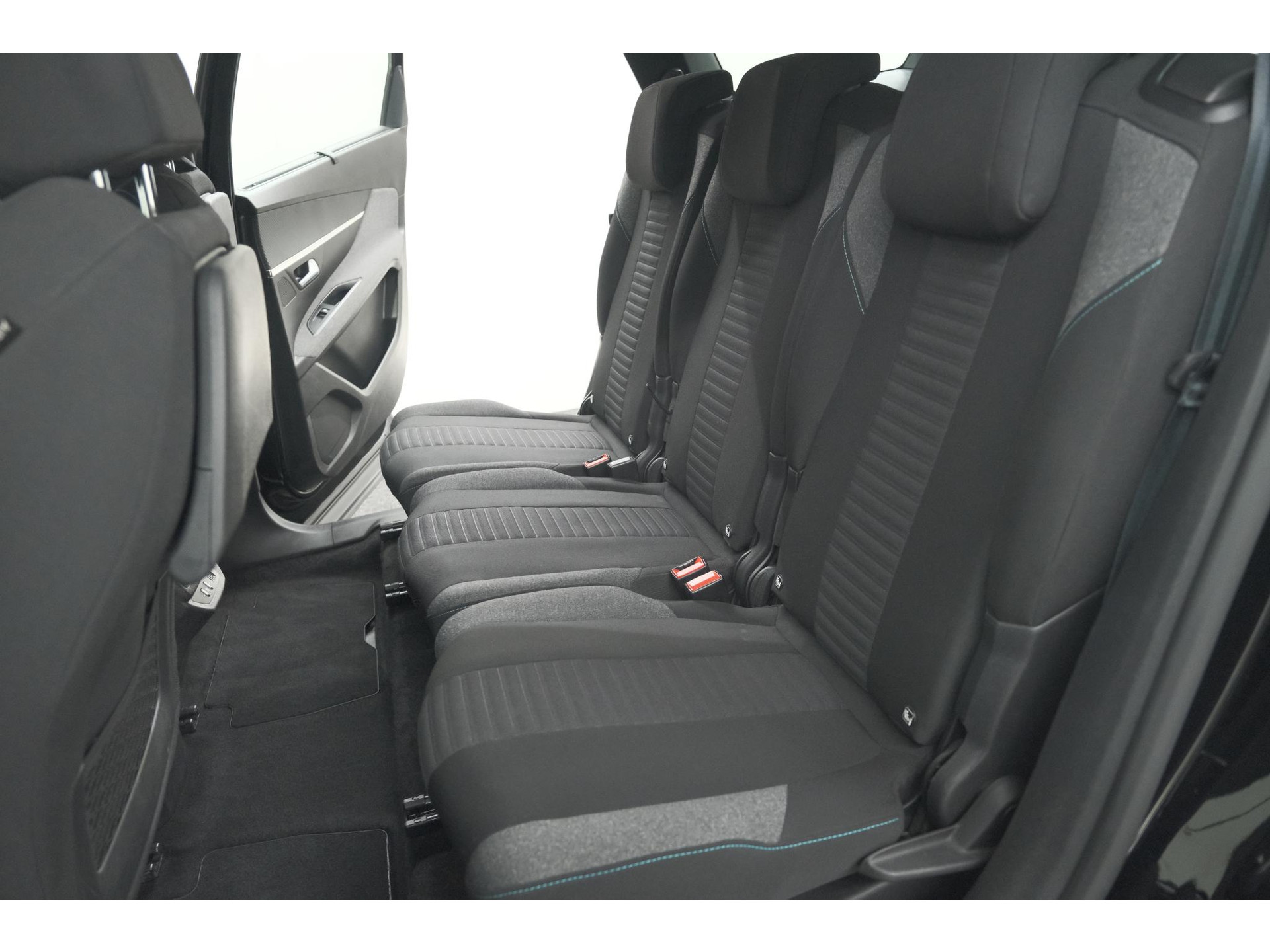 Peugeot 5008 PureTech 130 EAT8 Active Pack Business | 7 Zitplaatsen | Camera | Navigatie | Apple Carplay | Parkeersensoren