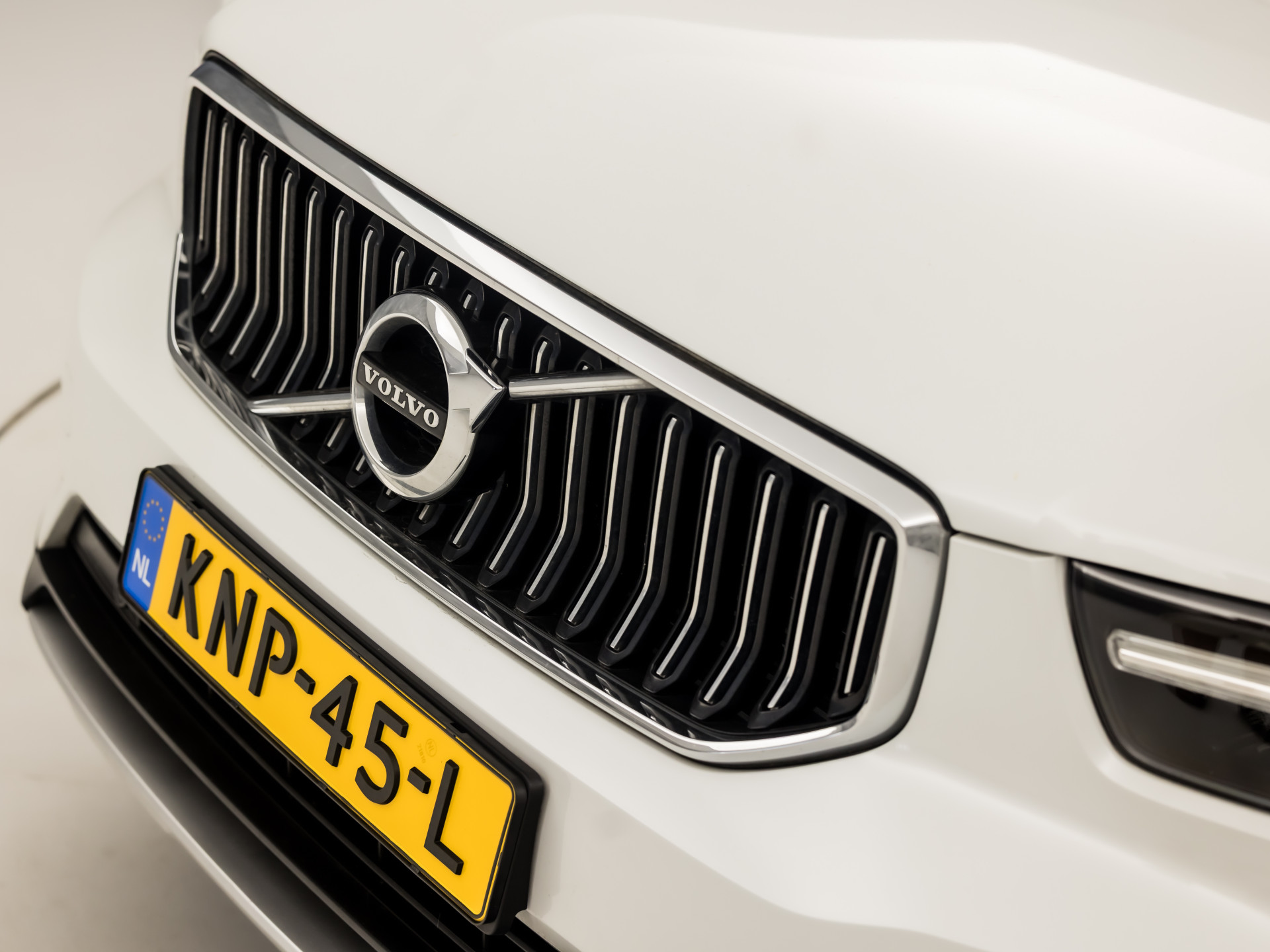 Volvo XC40 1.5 T5 Recharge Inscription Sport 262Pk Automaat (PANORAMADAK, APPLE CARPLAY, MEMORY SEAT, ZWART HEMEL, CAMERA, LEDER, SPORTSTOELEN, ELEK ACHTERKLEP, NIEUWSTAAT)