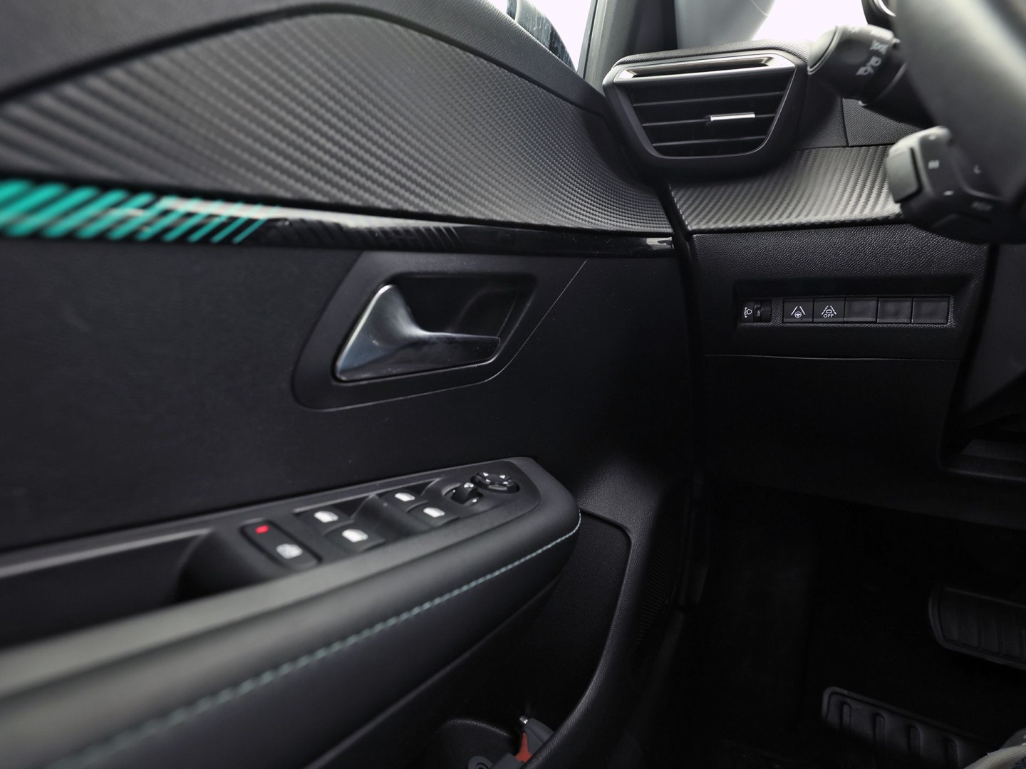 Peugeot 208 1.2 PureTech Allure Pack Automaat (VIRTUAL COCKPIT, BLACK PACK, APPLE CARPLAY, GROOT NAVI, 360 CAMERA, SPORTSTOELEN, GETINT GLAS, LM VELGEN, NIEUWSTAAT)