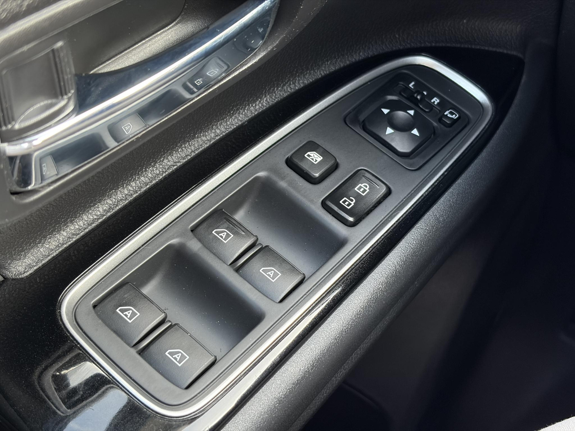 Mitsubishi Outlander 2.4 PHEV Intense ✓1e Eigenaar✓Trakhaak✓SOH 67%✓Carplay✓Camera✓Alcantara-Leder✓Stoelverw-Stoelverkoeling✓Clima✓Cruise✓Pdc V+A✓Keyless✓Net beurt gehad✓18" Lmv✓N.A.P✓Apk tot 10-2027