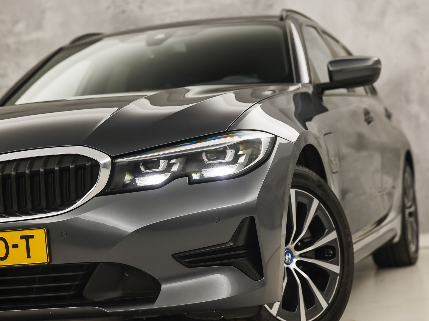 BMW 3-serie Touring 320e High Executive 204Pk Automaat (APPLE CARPLAY, M STUUR, GROOT NAVI, STOELVERWARMING, CAMERA, LEDER, SPORTSTOELEN, GETINT GLAS, ZWART HEMEL, NIEUWE APK, NIEUWSTAAT)