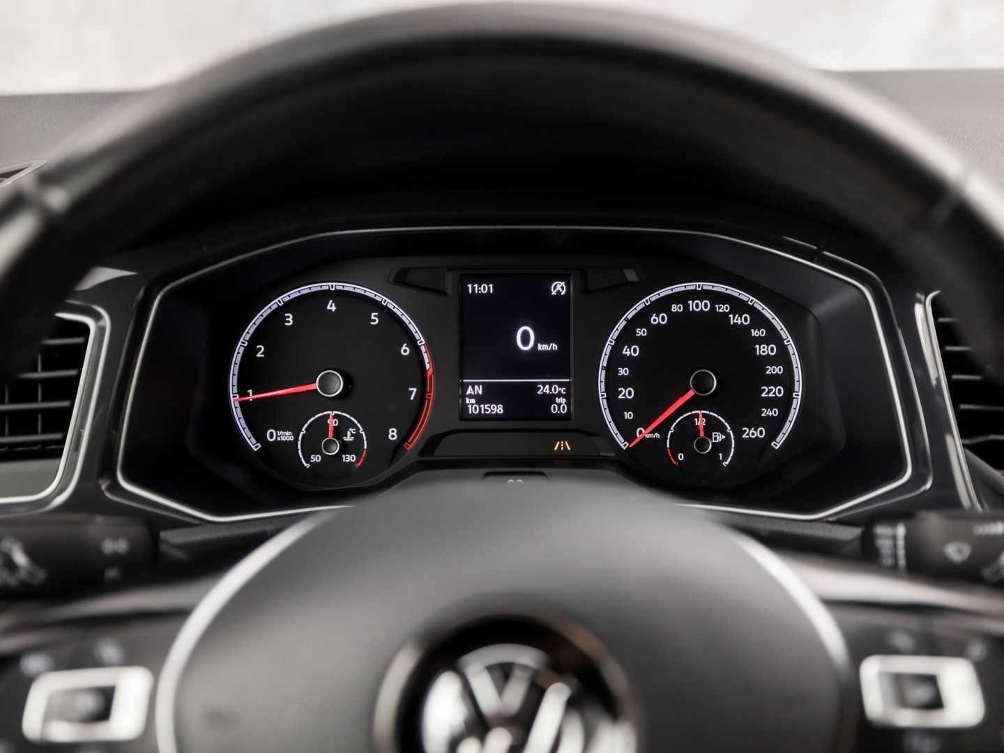 Volkswagen T-Roc 1.5 TSI Sport 150Pk (APPLE CARPLAY, GROOT NAVI, CLIMATE, STOELVERWARMING, ZWART HEMEL, LED KOPLAMPEN, SPORTSTOELEN, GETINT GLAS, ELEK ACHTERKLEP, ADAPTIVE CRUISE, NIEUWSTAAT)