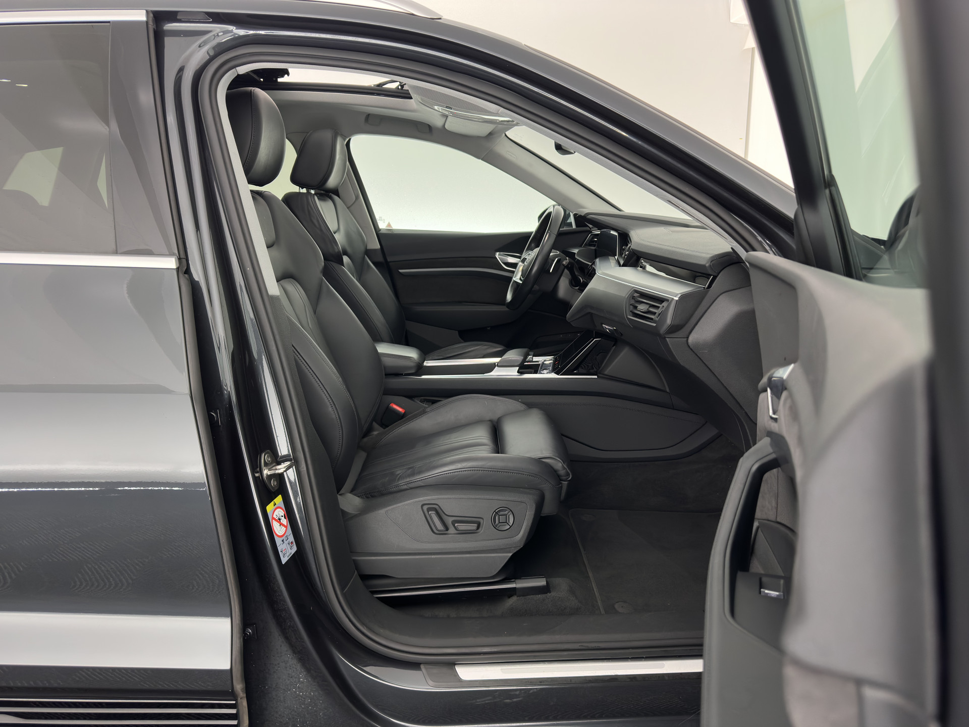 Audi e-tron 55 quattro Business edition Plus 95 kWh [ 3-Fase ] {SOH-88%} (INCL-BTW) *PANO | LUXURY-LEATHER | ADAPTIVE-CRUISE | FULL-LED | DIGI-COCKPIT | KEYLESS | MEMORY-PACK | CAMERA | NAVI-FULLMAP | SHIFT-PADDLES | DAB+ | COMFORT-SEATS | 20''ALU*