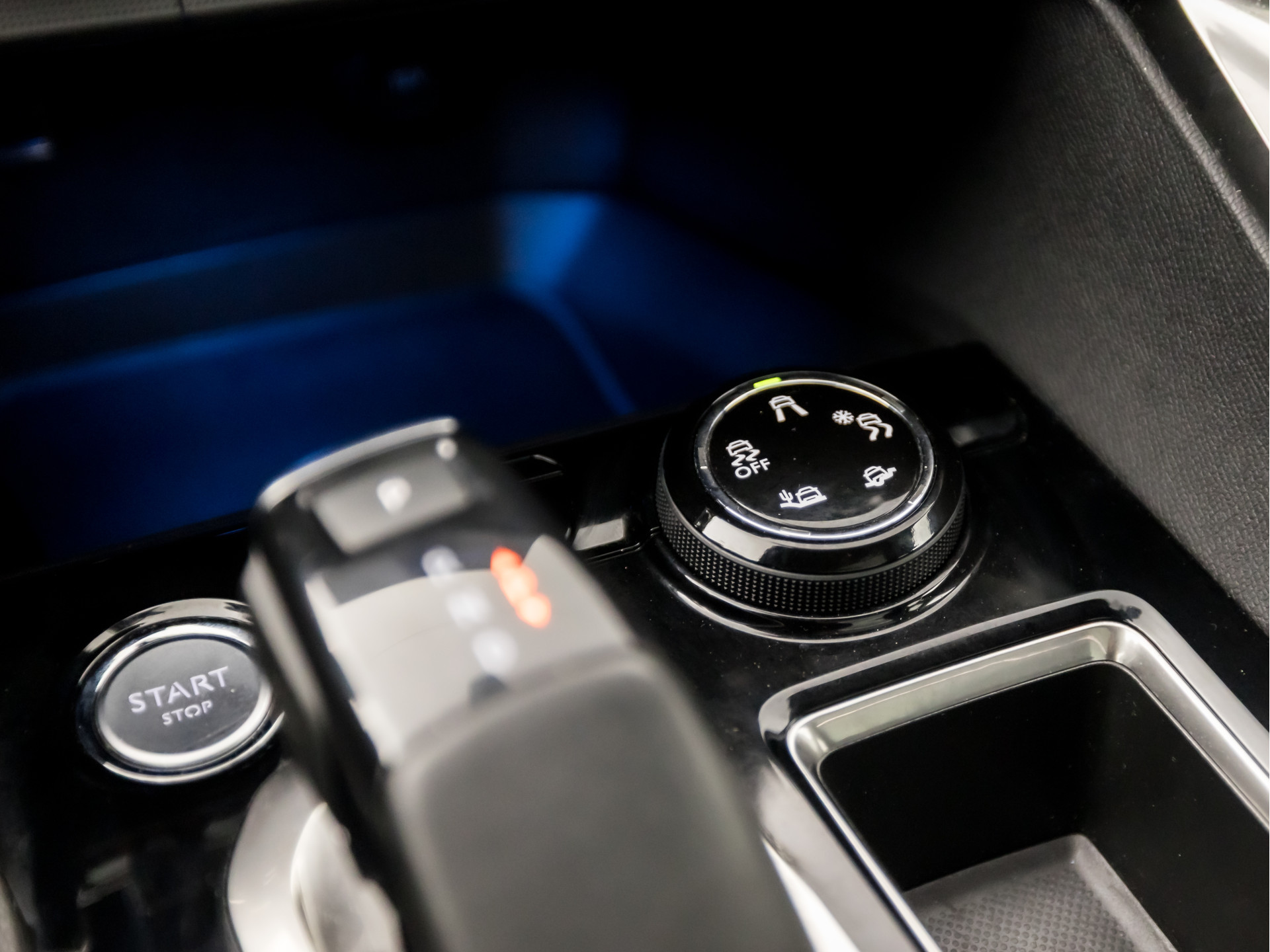 Peugeot 5008 1.6 e-THP GT-Line 165Pk Automaat (PANORAMADAK, NAPPA LEDER, MEMORY SEATS, STOELVERWARMING, 360 CAMERA, DRIVE MODE, KEYLESS, ADAPTIVE CRUISE, ELEK ACHTERKLEP, NIEUWSTAAT)