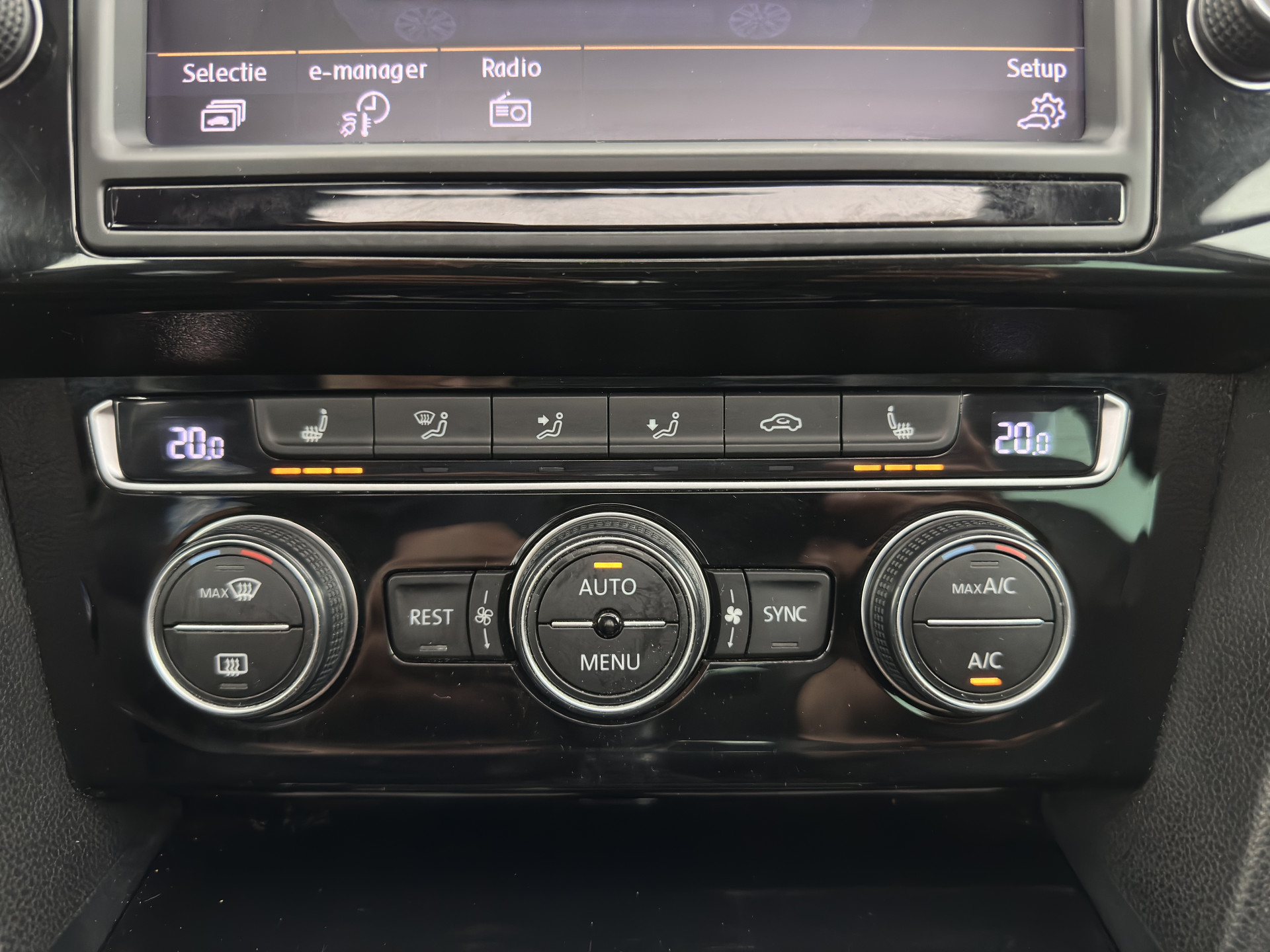 Volkswagen Passat Variant 1.4 TSI GTE Highline Plug-in Aut. *PANO | LEATHER-ALCANTARA | FULL-LED | CAMERA | NAVI-FULLMAP | ADAPTIVE-CRUISE | HEATED-ERGONOMIC-SPORTSEATS | KEYLESS | PDC | ECC | PRIVACY-GLASS | TOWBAR | AMBIENT-LIGHT | KEYLESS | ..