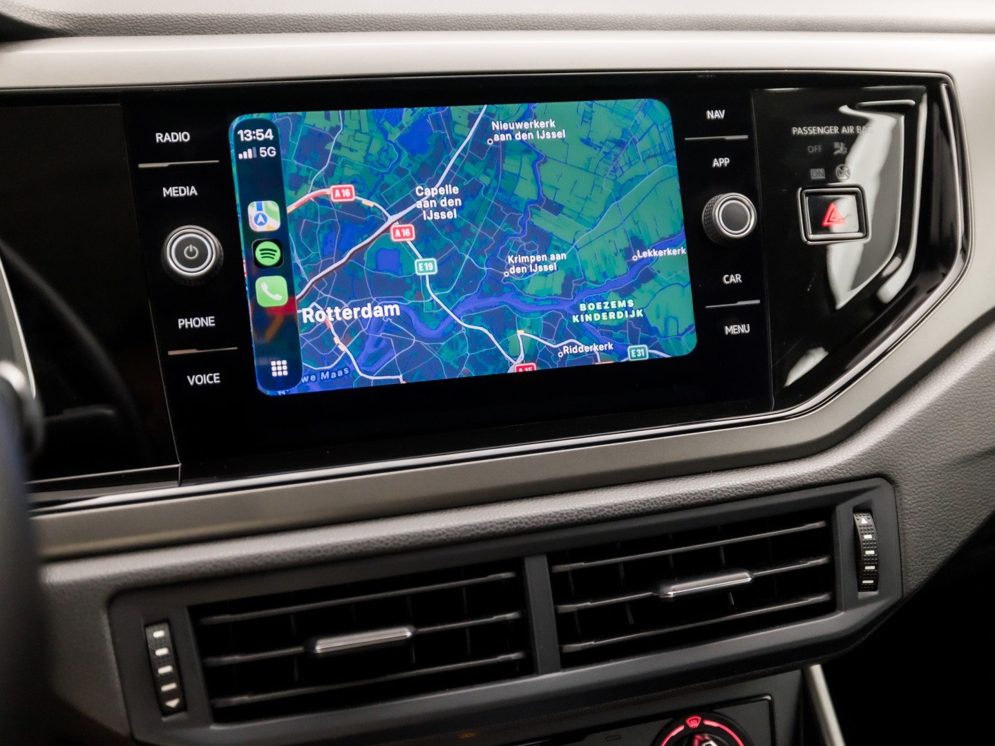 Volkswagen Polo 1.0 TSI Sportline (APPLE CARPLAY, GROOT NAVI, GETINT GLAS, LM VELGEN, SPORTSTOELEN, ADAPTIVE CRUISE, NIEUWSTAAT)