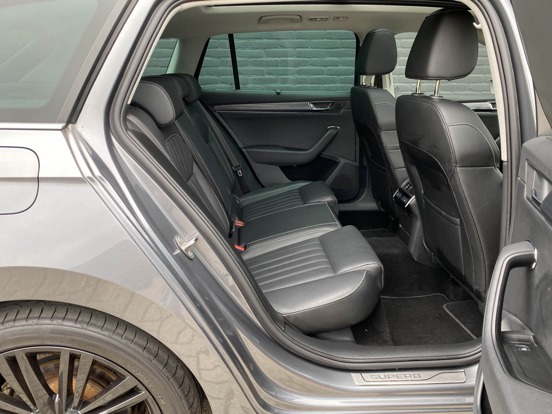 ŠKODA Superb Combi 1.4 TSI iV 218 pk Business Edition Plus AUT. | 1e eigenaar | navigatie | panoramadak | trekhaak | leder interieur