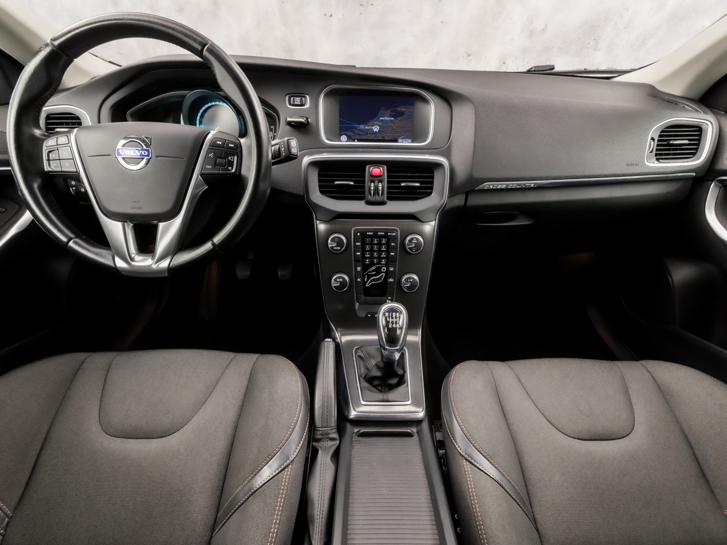 Volvo V40 Cross Country 1.6 T4 Sport 179Pk (NAVIGATIE, CLIMATE, GETINT GLAS, TREKHAAK, SPORTSTOELEN, PARKEERSENSOREN, CRUISE, NIEUWSTAAT)