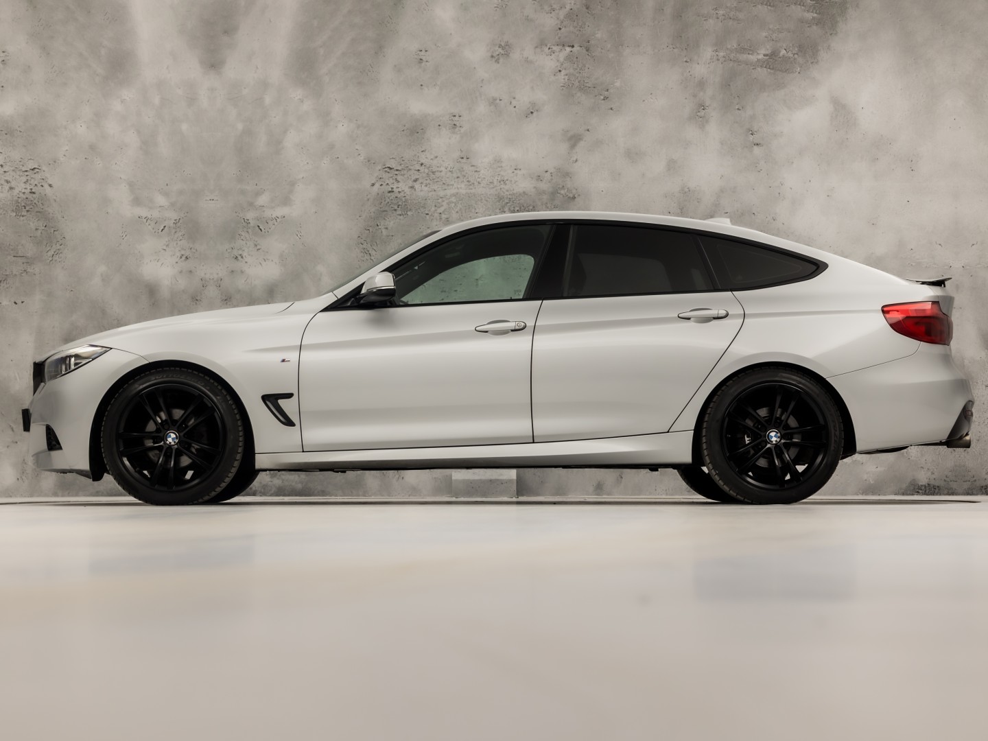 BMW 3 Serie GT 320i M Sport High Executive 184Pk Automaat (GROOT NAVI, M PAKKET, STOELVERWARMING, LEDER, SPORTSTOELEN, GETINT GLAS, PARKEERSENSOREN, NIEUWSTAAT)