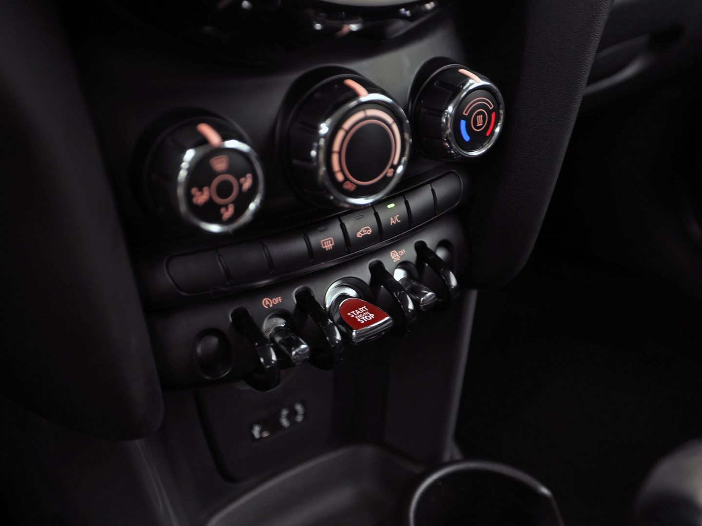 MINI 3-deurs 1.5 Cooper Sport 136Pk (NAVIGATIE, GETINT GLAS, AIRCO, BLUETOOTH, LM VELGEN, SPORTSTOELEN, CRUISE, NIEUWE APK, NIEUWSTAAT)