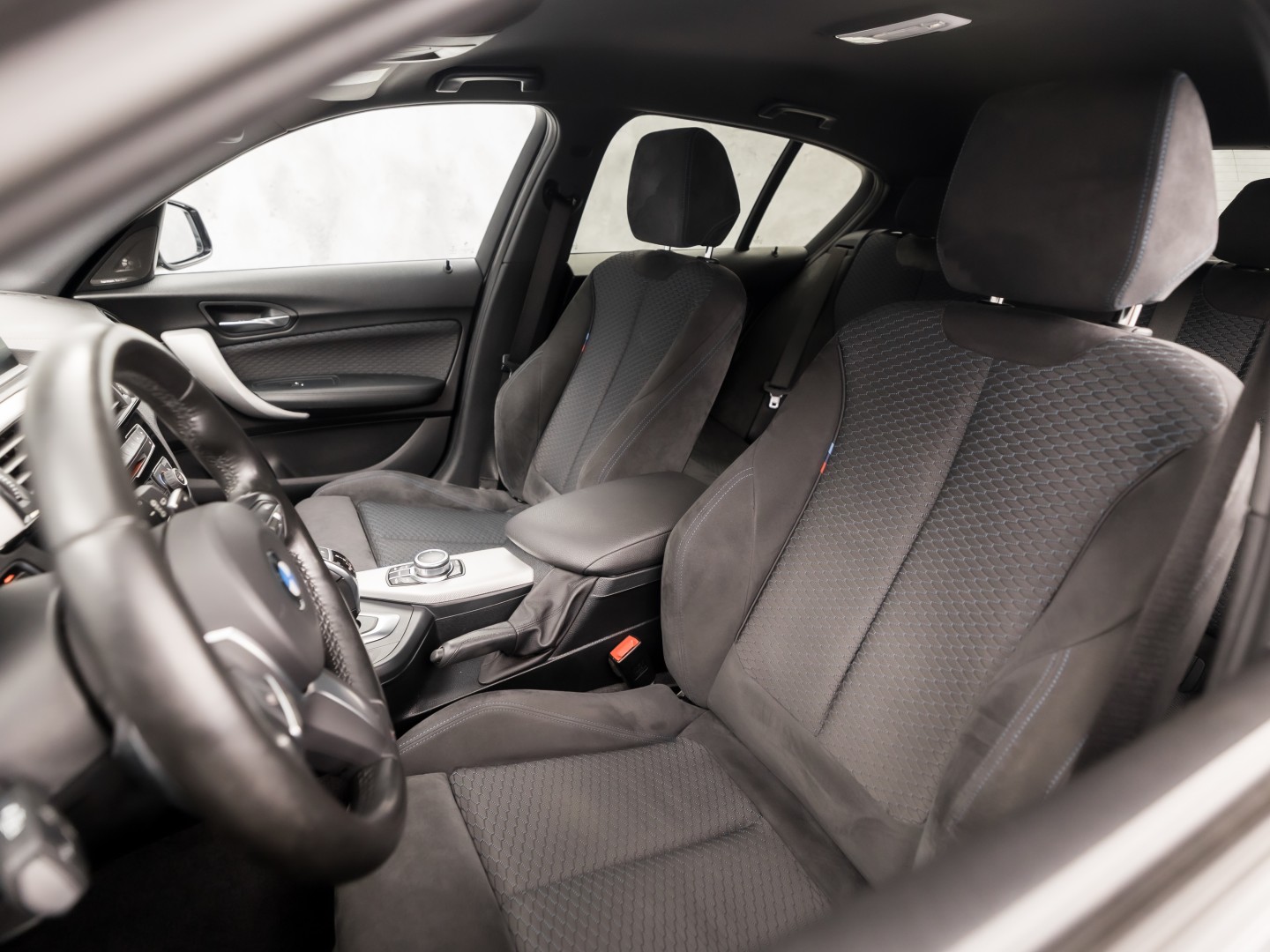 BMW M140i M Sport High Executive 340Pk Automaat (6 CILINDER, M PAKKET, HARMAN/KARDON, ALCANTARA, CAMERA, SPORTSTOELEN, M SPORTREMMEN, NAVIGATIE, STOELVERWARMING, GETINT GLAS, NIEUWSTAAT)
